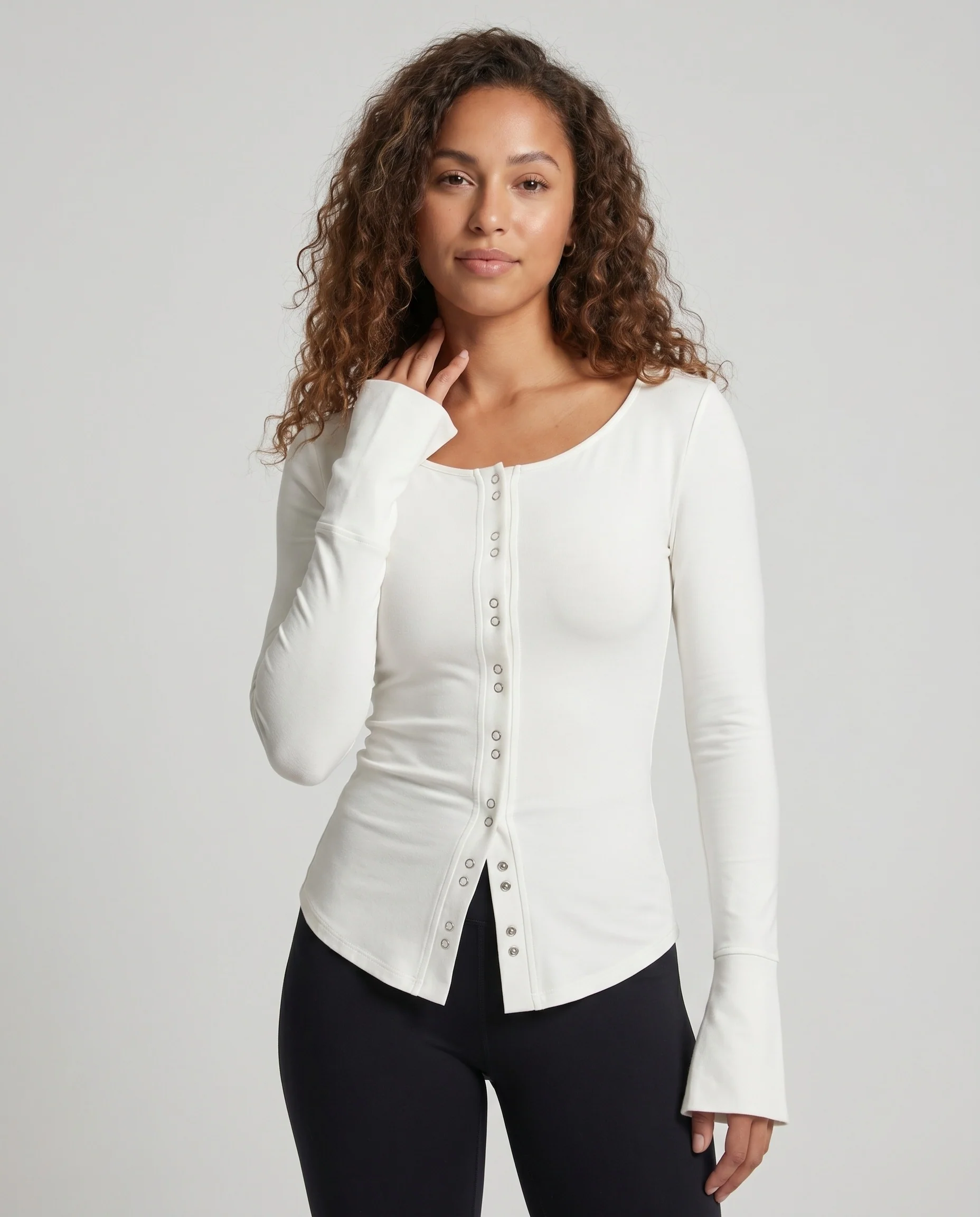 Damen nan schulterbetontes Ripp-Longsleeve mit Zier-Snapreihe, körpernaher Passform und geschwungenem Zipfelsaum - Image 2