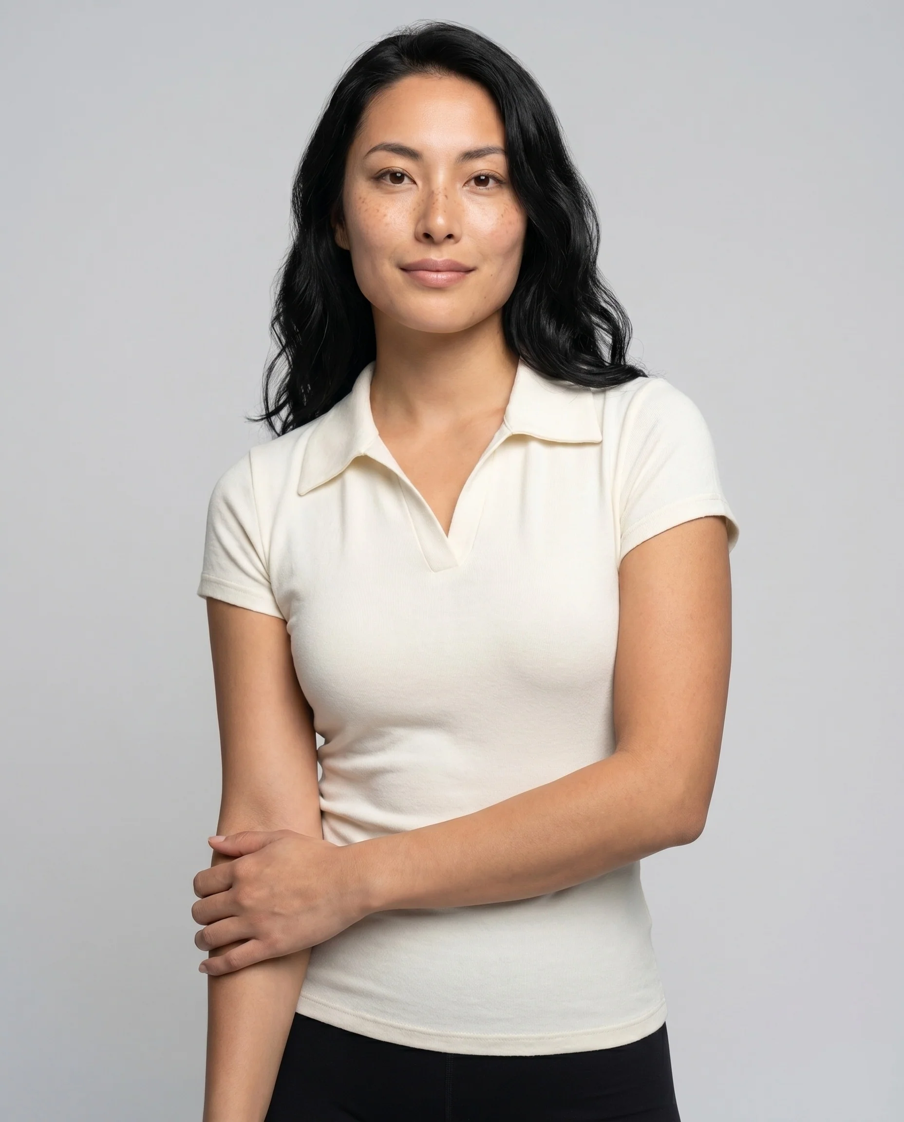 Damen nan sportlich-elegantes Collartop mit offenem V-Schlitz, Cap-Ärmeln und dezenter Seitenraffung - Image 2