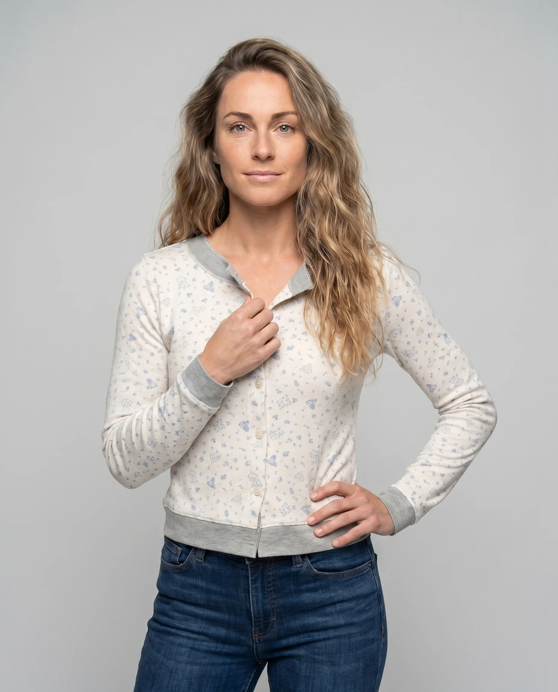 Damen nan taillierte Knopfstrickjacke mit zartem Mikroblumenprint und Kontrastbündchen - Image 2