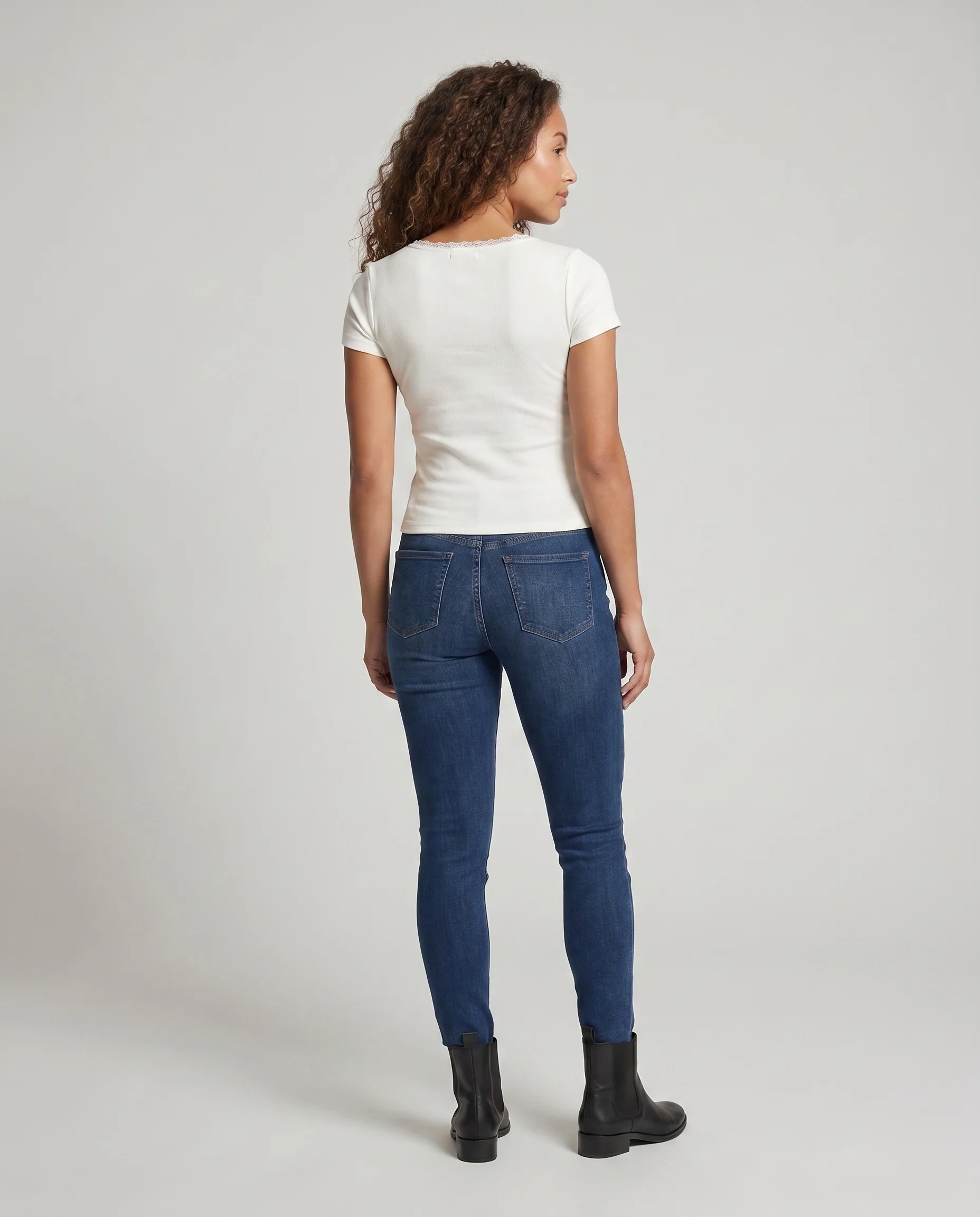 Damen nan taillierter Kurzcardigan mit Knopfleiste, feinem Rippstrick und Spitzenbesatz - Image 4