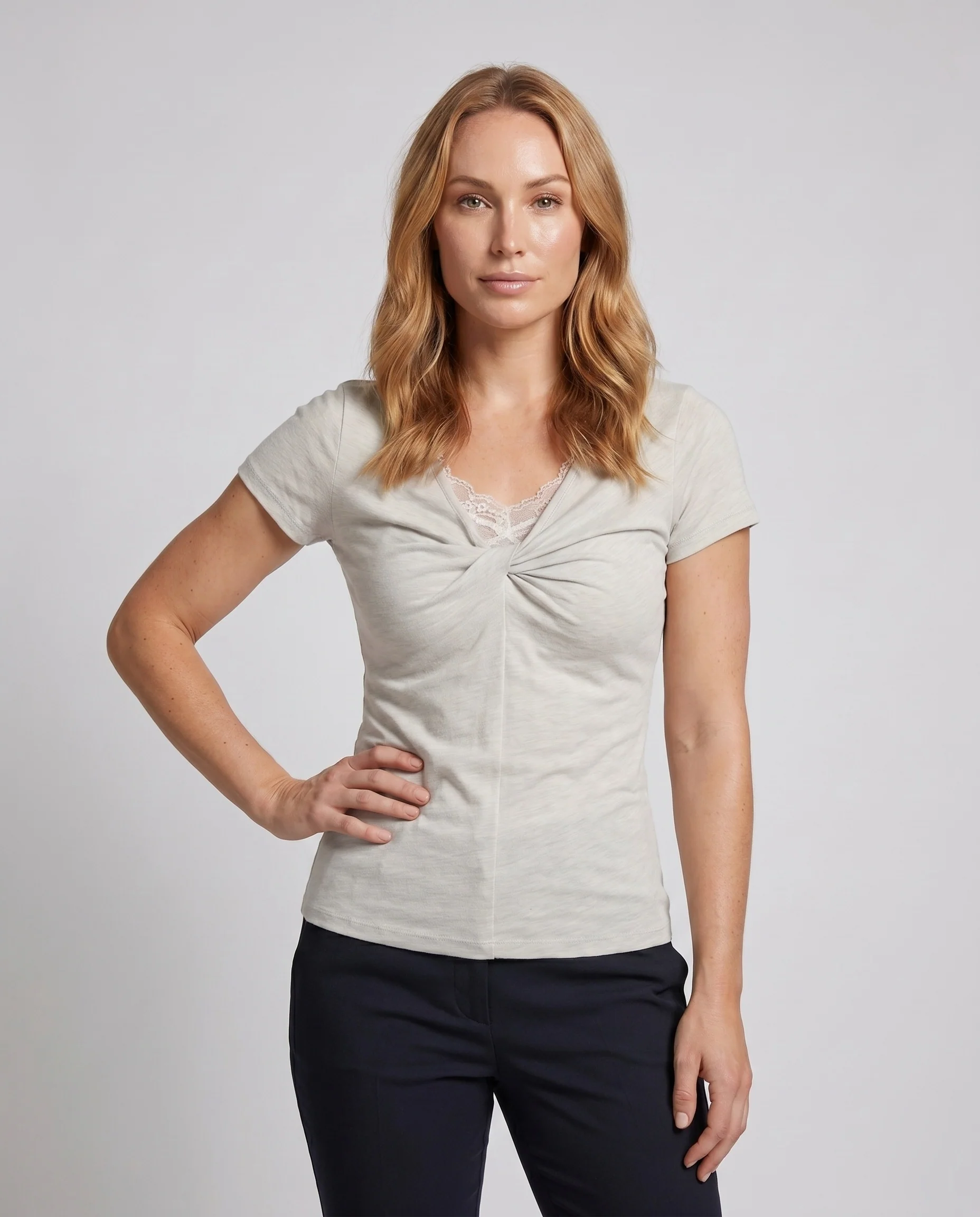 Damen nan tailliertes Knotenshirt mit V-Spitzenbesatz und dezenter Raffung - Image 2
