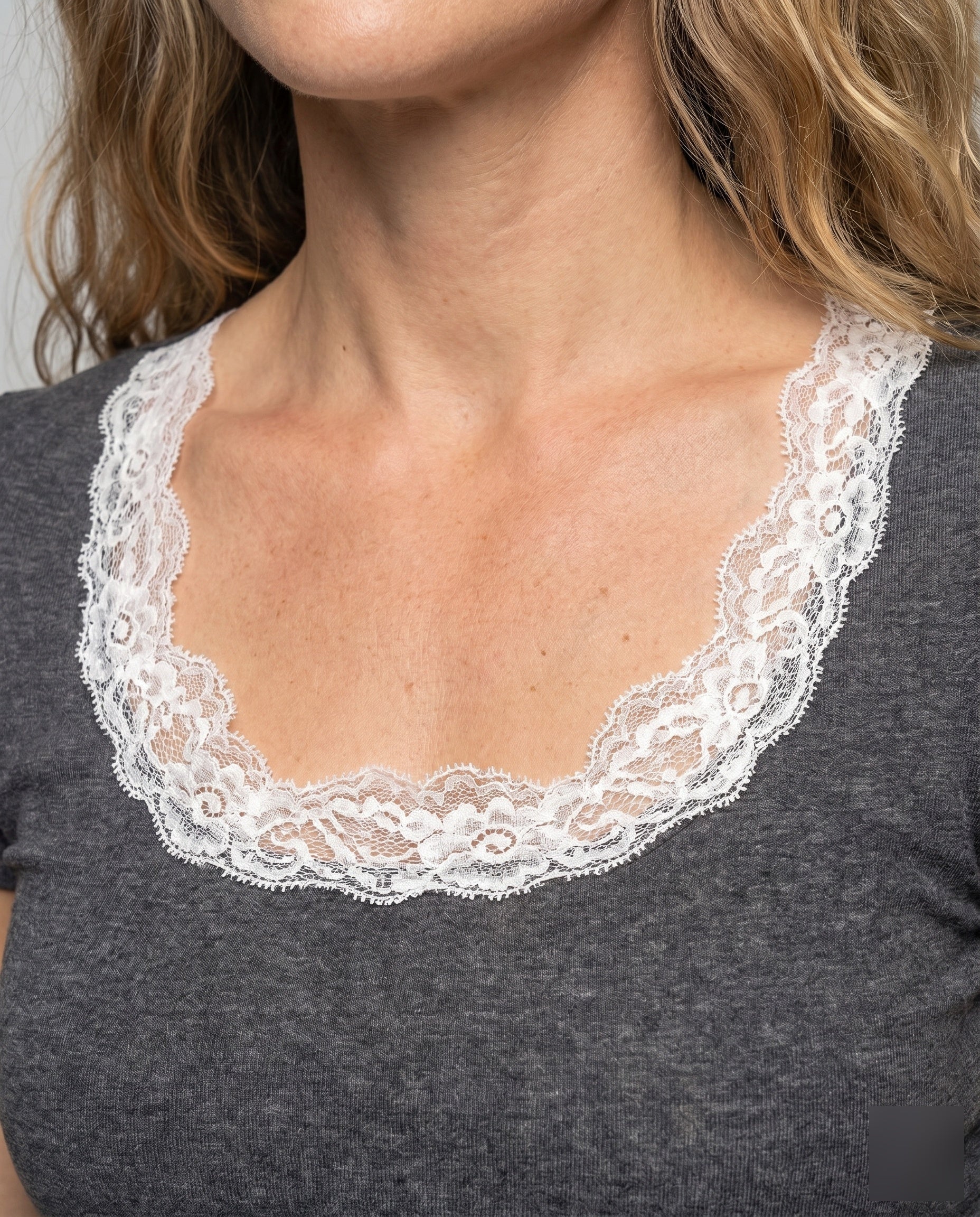 Damen nan tailliertes Kurzarmshirt aus Stretch-Ripp mit Spitzenborte am Quadratausschnitt und gewelltem Saum - Image 3