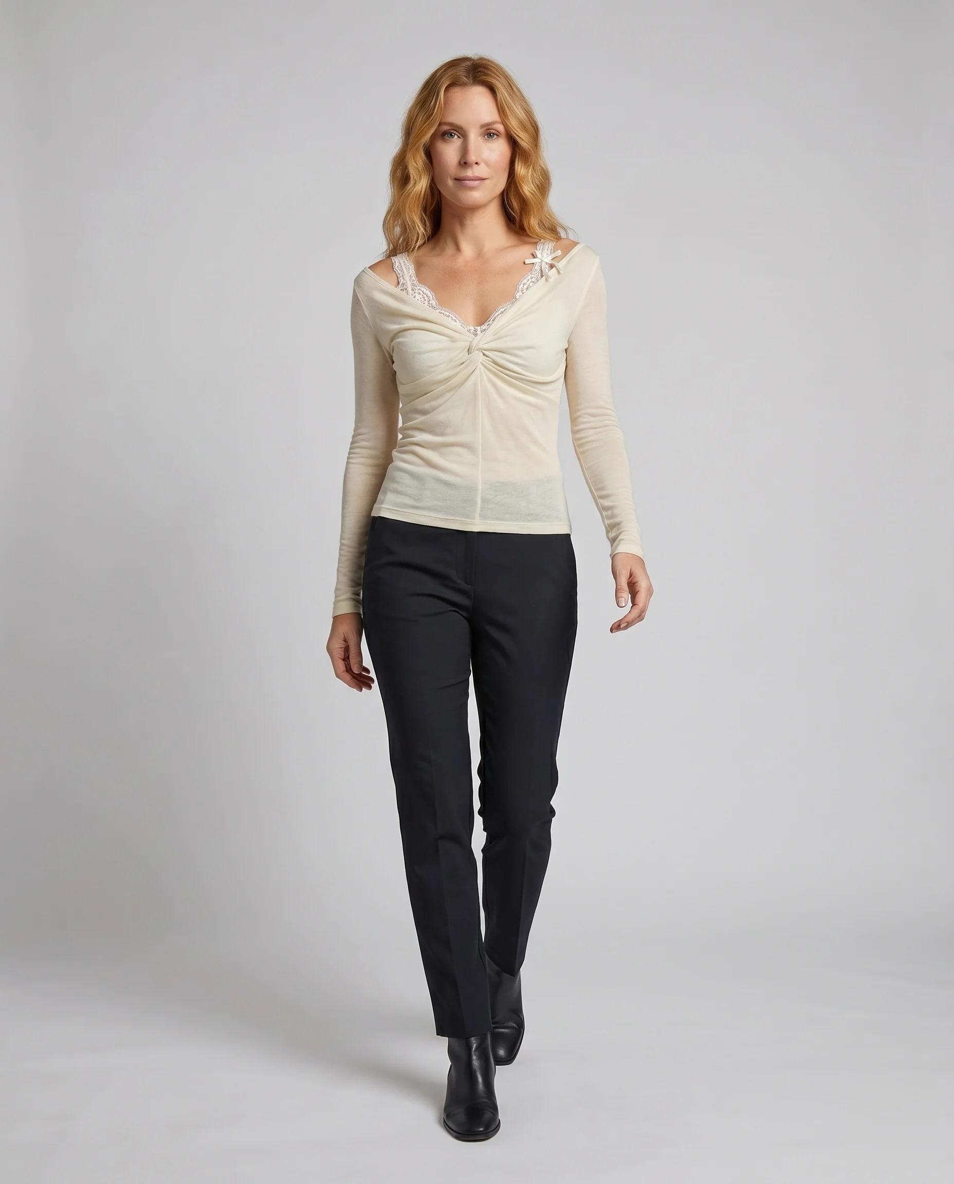 Damen nan tailliertes Langarm-Feinstricktop mit Spitzen-Cami-Einsatz, transparenten Ärmeln und Vorderknoten