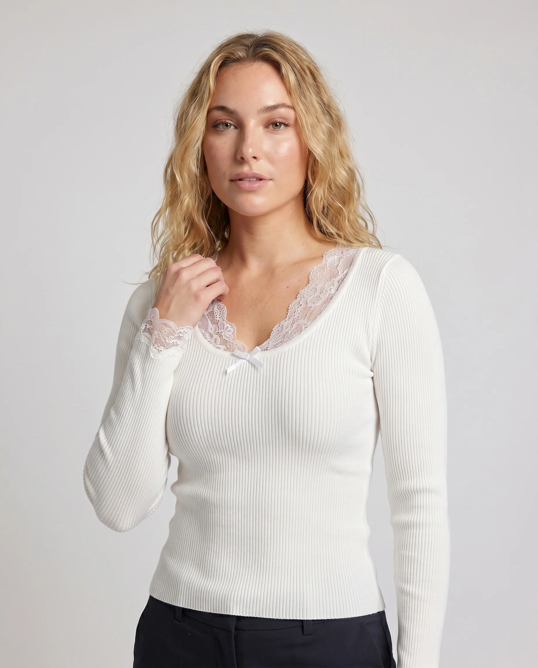Damen nan tailliertes Ripp-Langarmshirt mit eingearbeitetem Spitzeneinsatz, Spitzenmanschetten und Zierschleife - Image 2