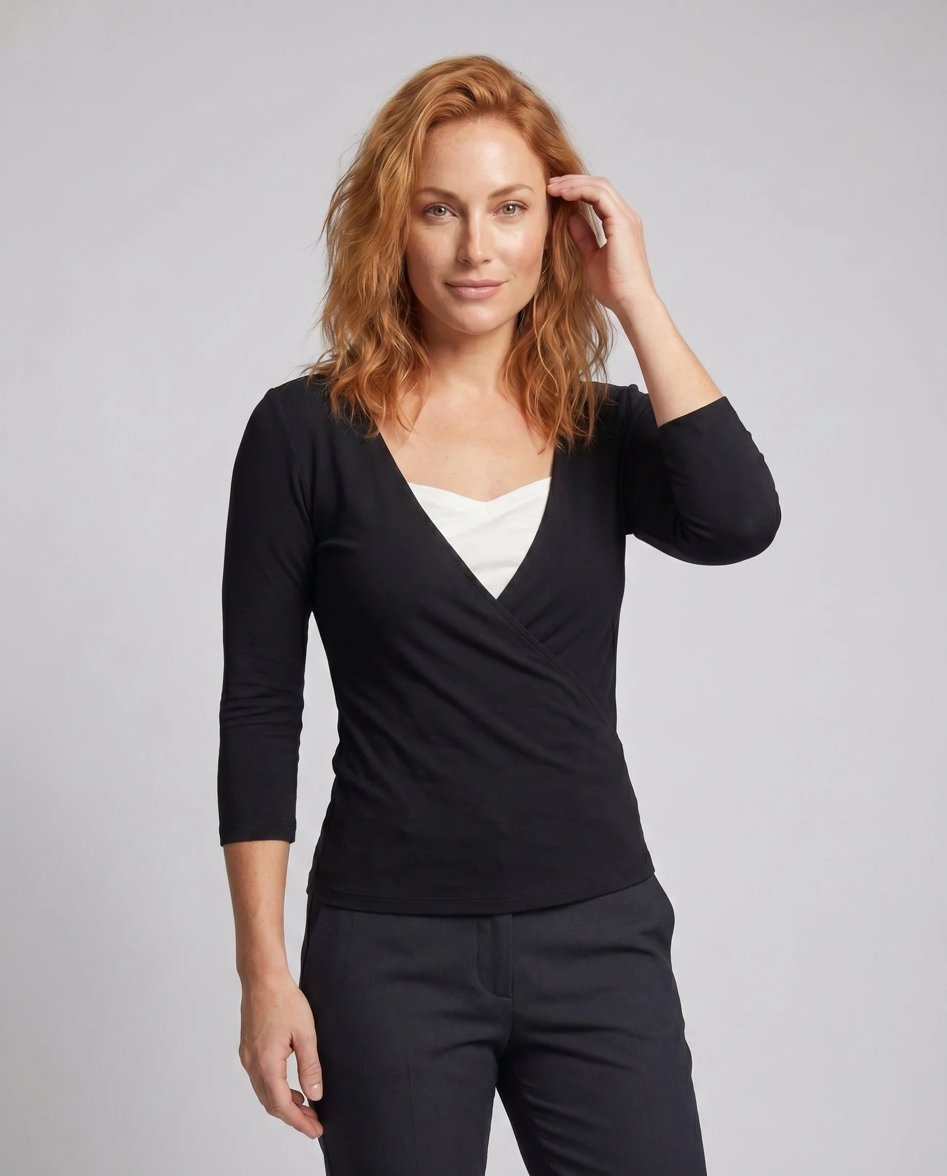 Damen nan tailliertes Wickel-Feinstrickshirt mit tiefem V-Ausschnitt, seitlicher Raffung und langem Arm - Image 2