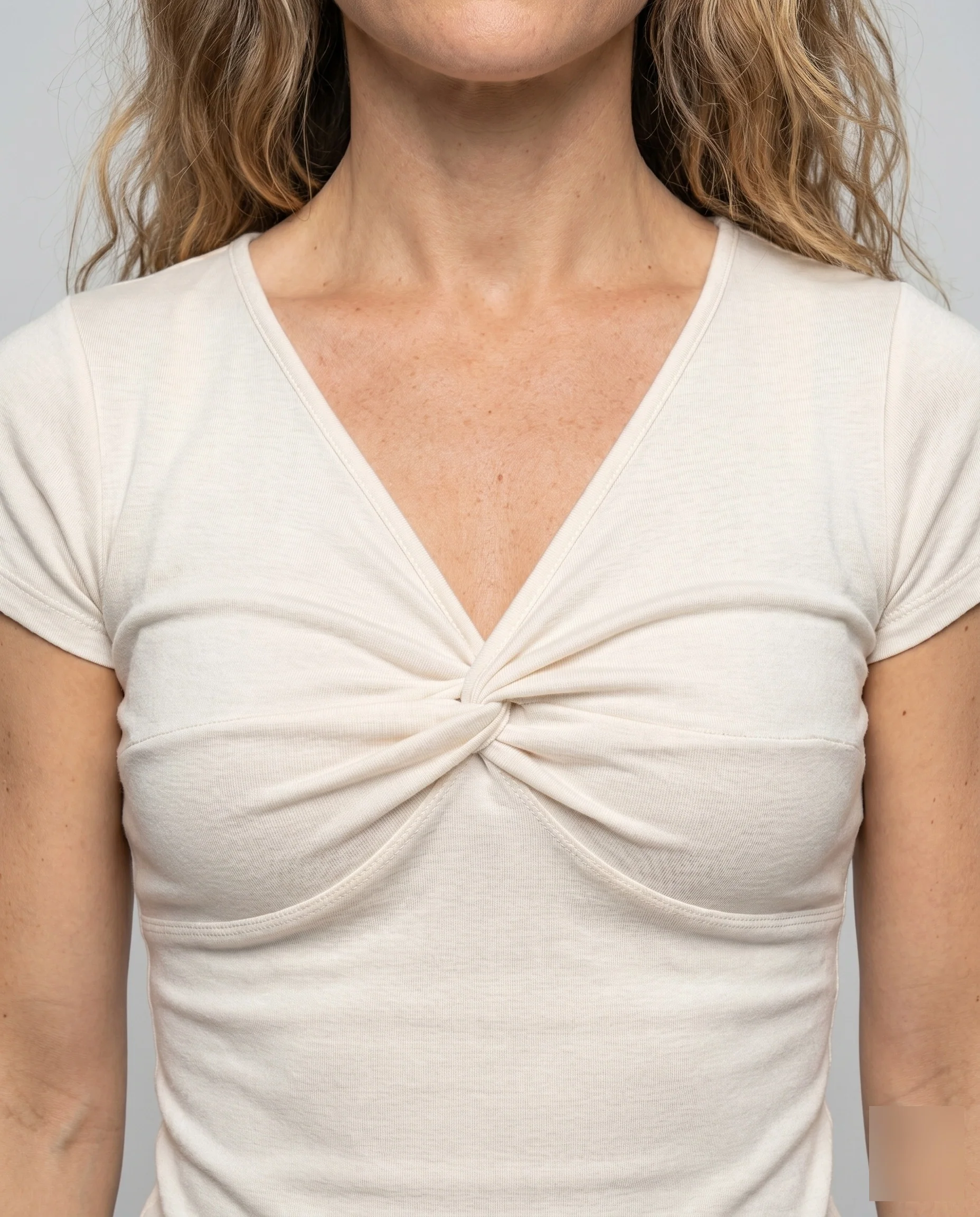 Damen nan tailliertes Wickeloptik-Cami-Top mit Zierdrehung, integrierter Spitzeneinlage und Kurzarm - Image 3