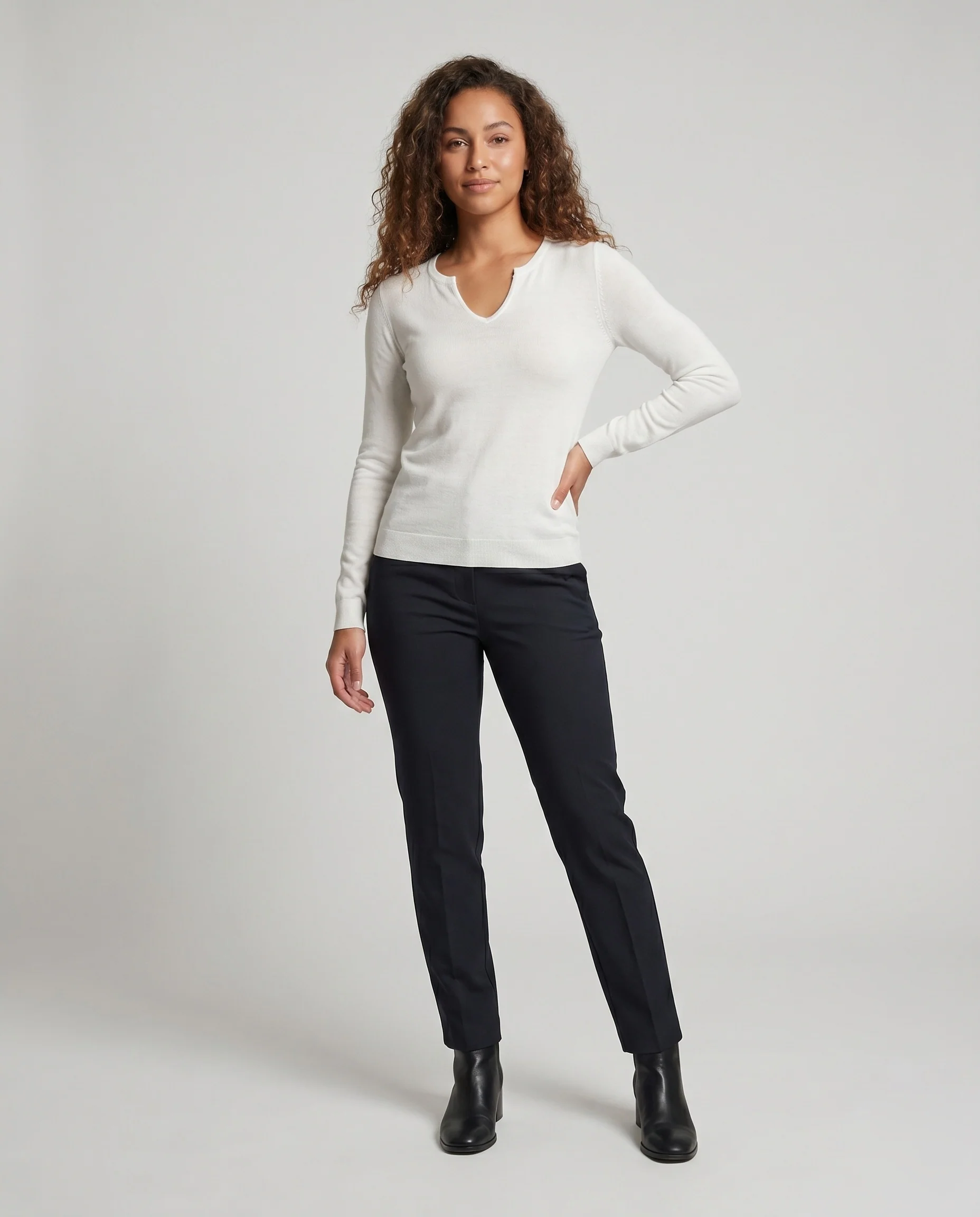 Damen nan ultraleichtes Langarm-Feinstrickshirt mit V-Notch-Ausschnitt und figurbetonter Silhouette