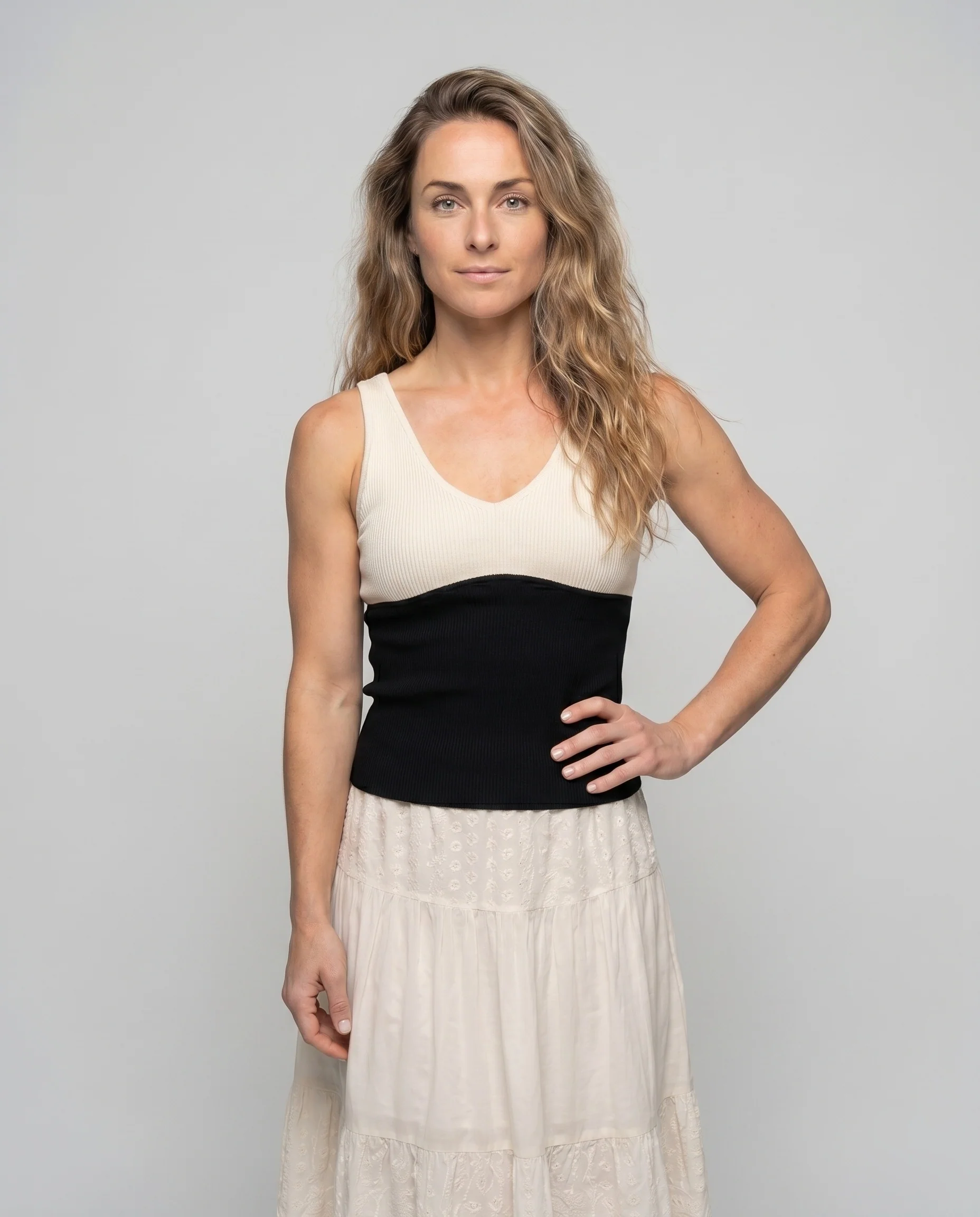 Damen nan zweifarbiges Shaping-Ripptop mit V-Ausschnitt und taillierter Silhouette - Image 2
