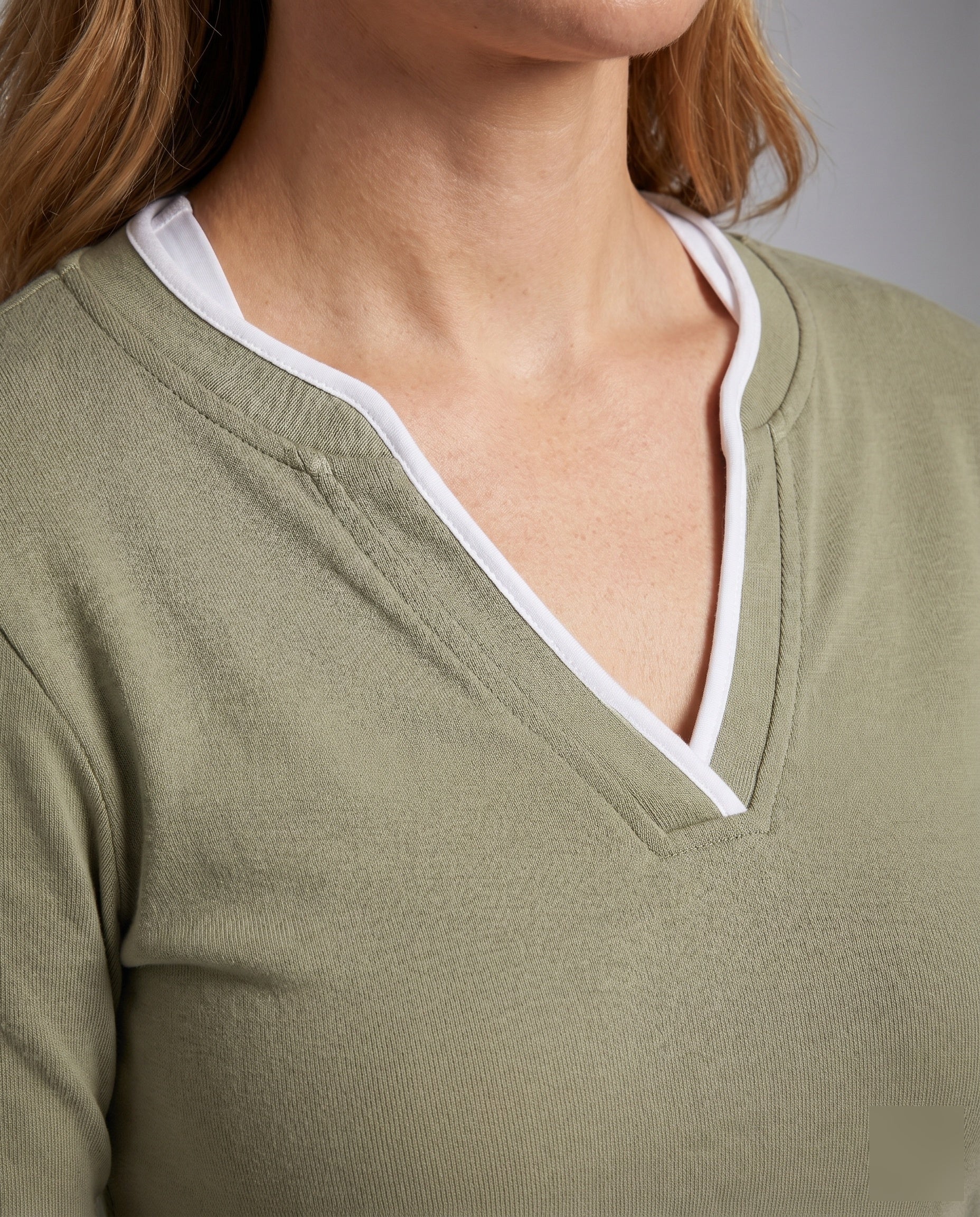 Damen nan zweilagiges Langarmshirt in Lagenoptik mit V‑Schlitz, kontrastierten Manschetten und schmaler Silhouette - Image 3