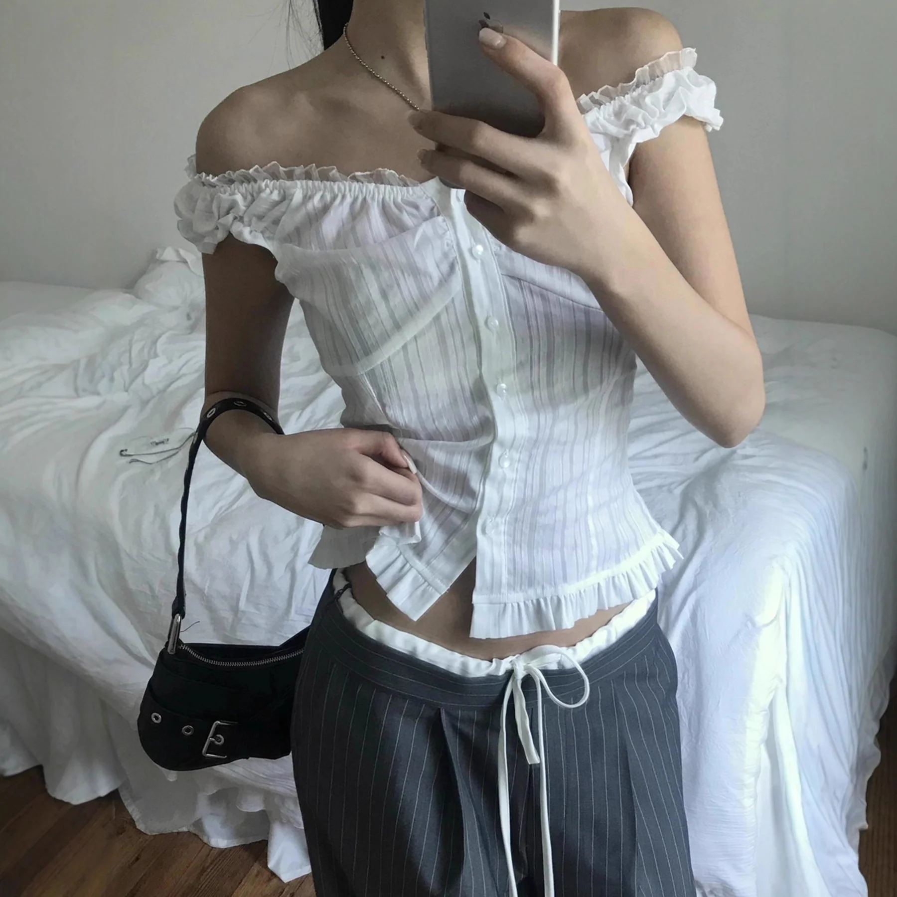 Damen Off-Shoulder Bluse mit Rüschensaum und Knopfdetails Heidi-Mode - Image 3