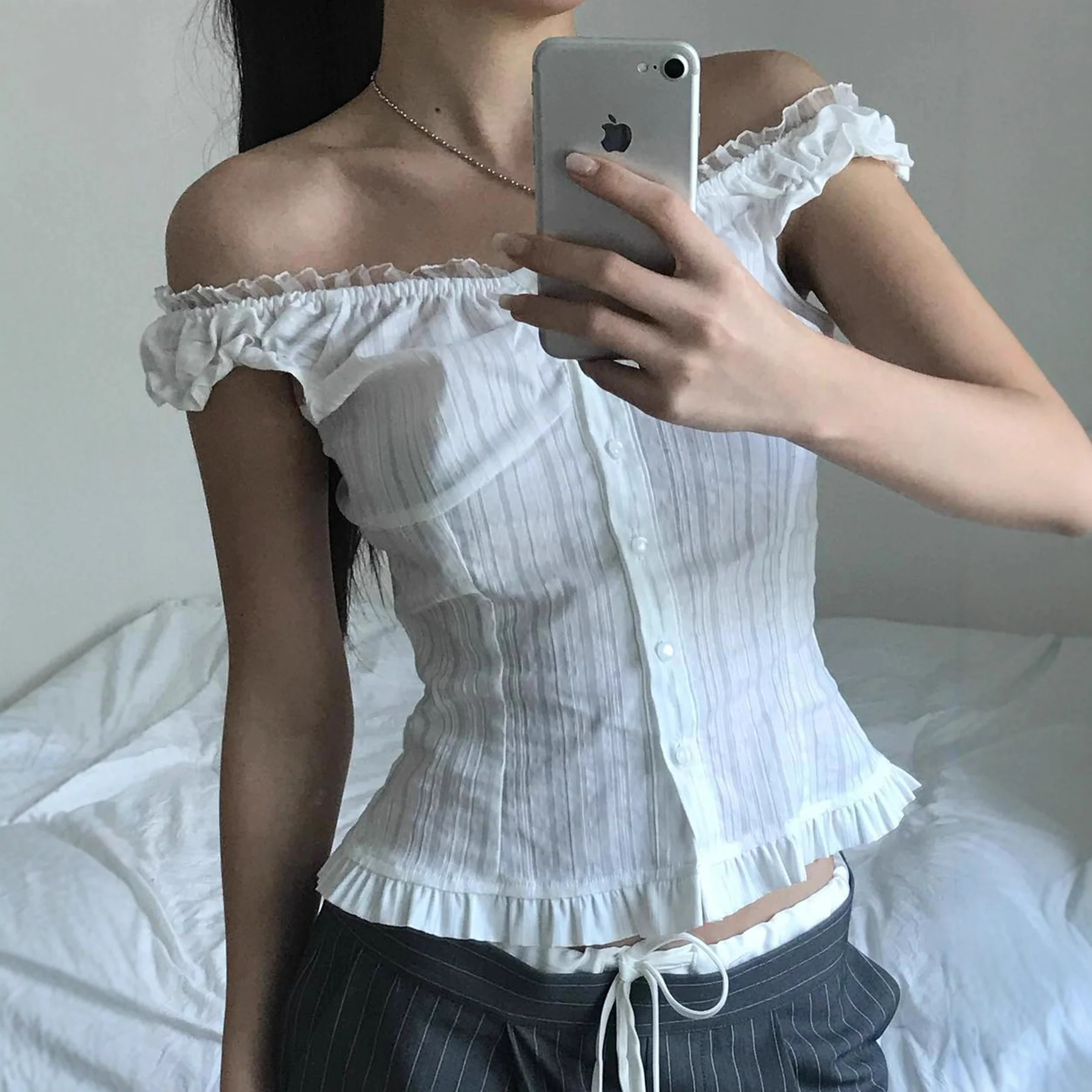 Damen Off-Shoulder Bluse mit Rüschensaum und Knopfdetails Heidi-Mode - Image 4
