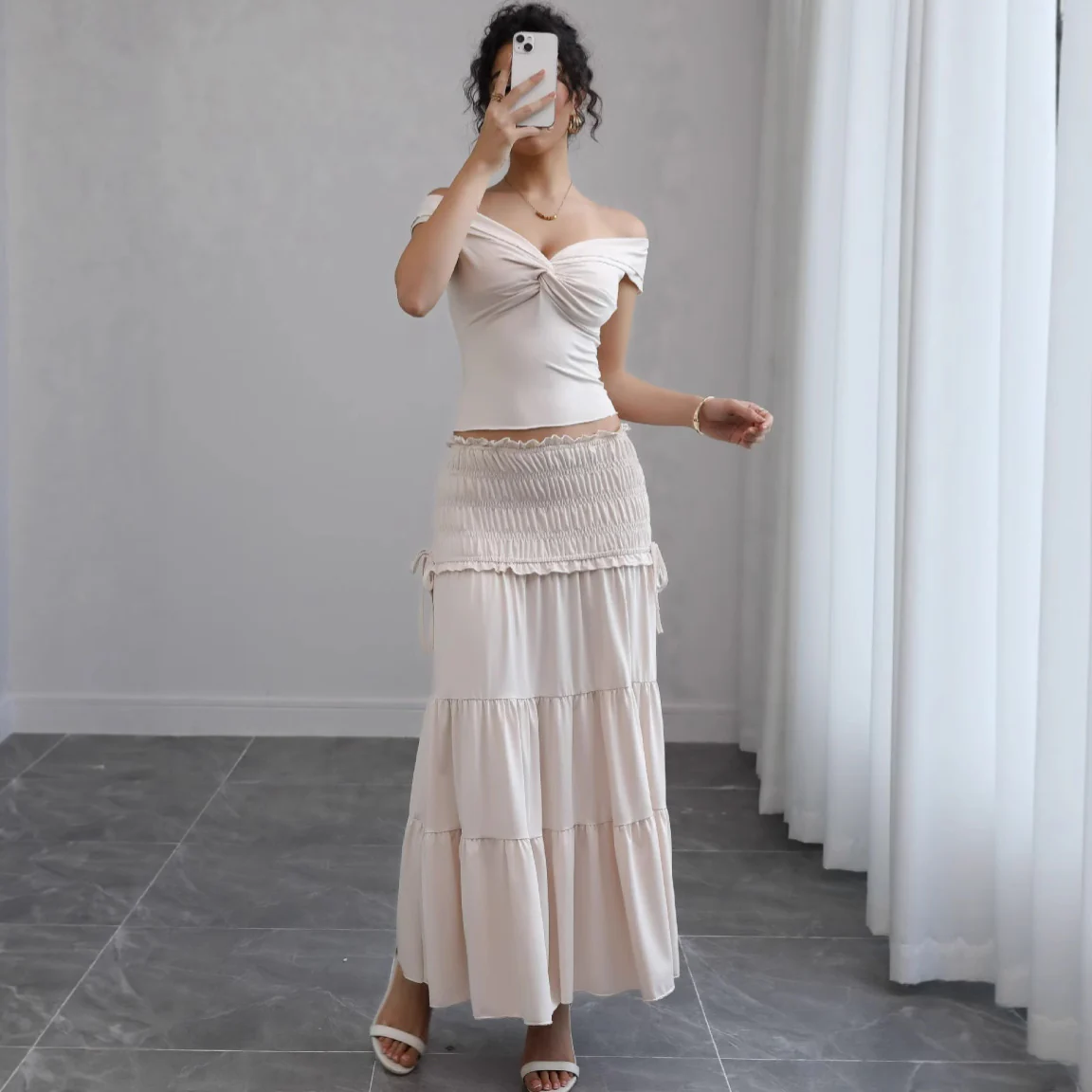 Damen Off-Shoulder Maxikleid mit gerafftem Rock und romantischem Design R&B - Image 3