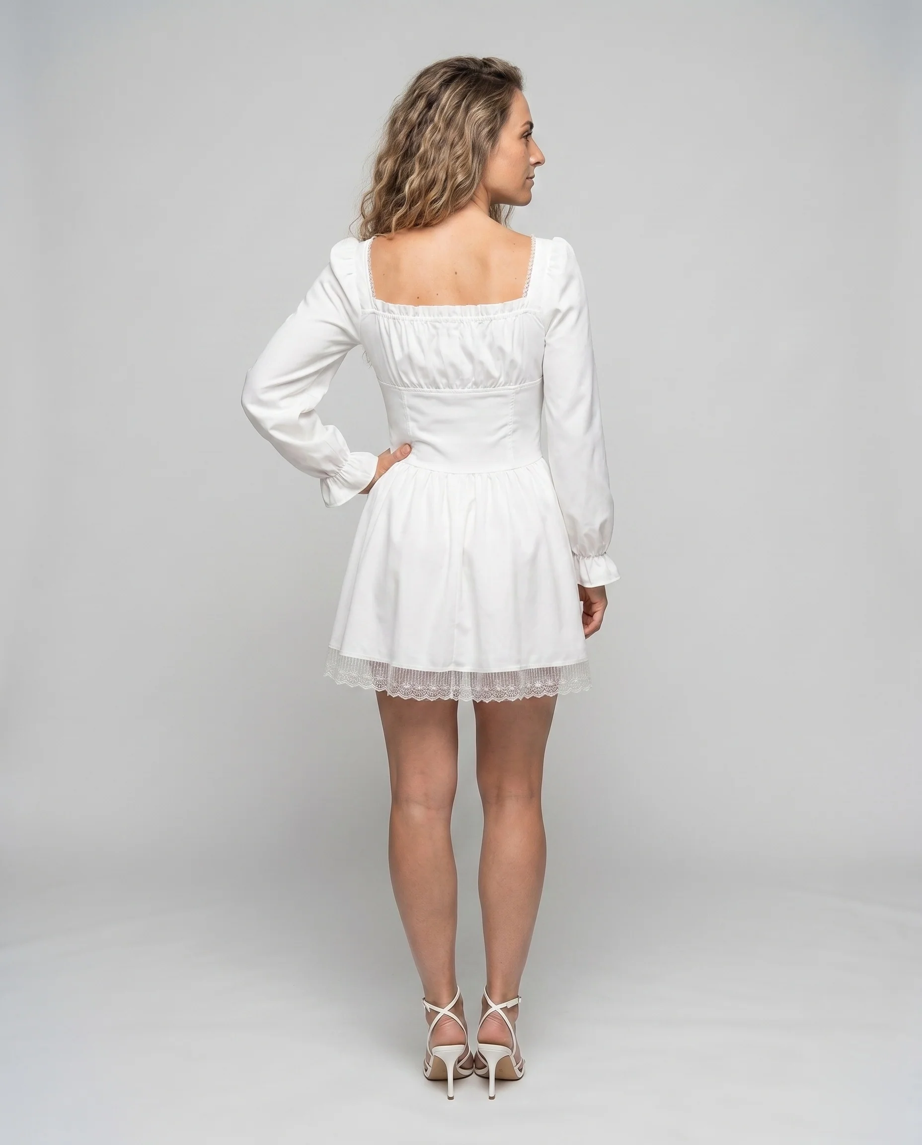 Damen romantisches Mini-Kleid mit Schnürung und Rüschendetails - Image 4