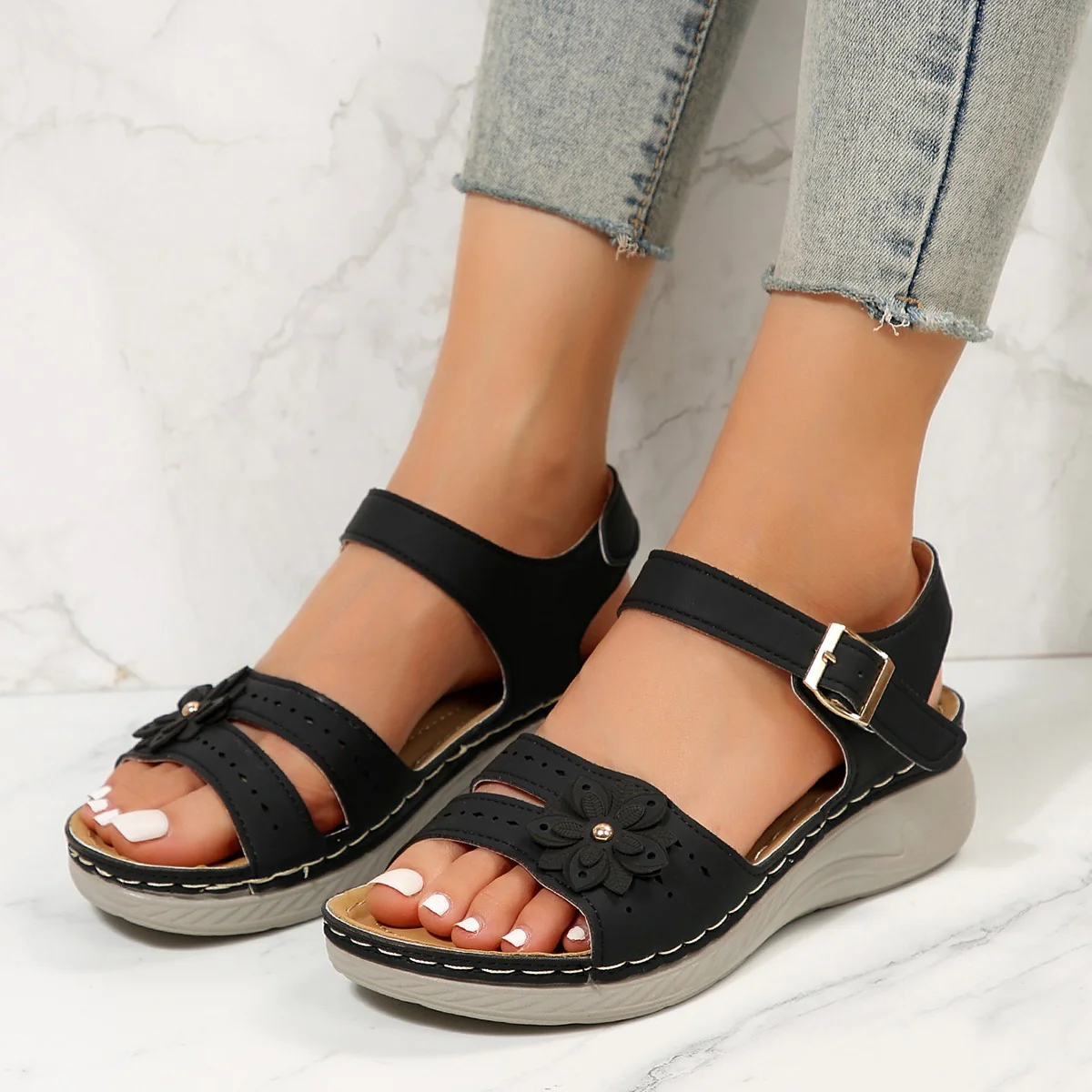 Damen Sandalen mit komfortablem Riemendesign und dekorativen Blumenapplikationen R&B - Image 2