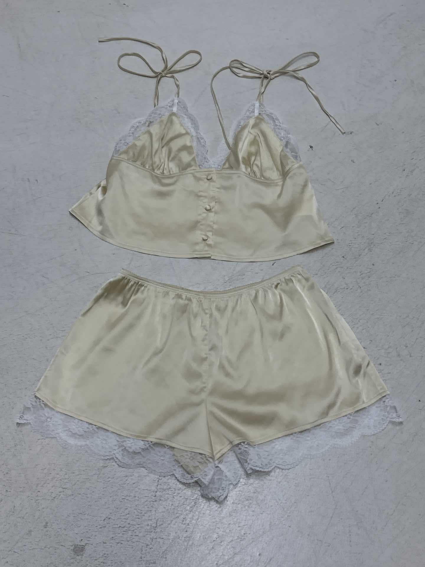 Damen Schlafanzug Set mit zarten Blumenmuster und feinen Rüschendetails Heidi-Mode - Image 6