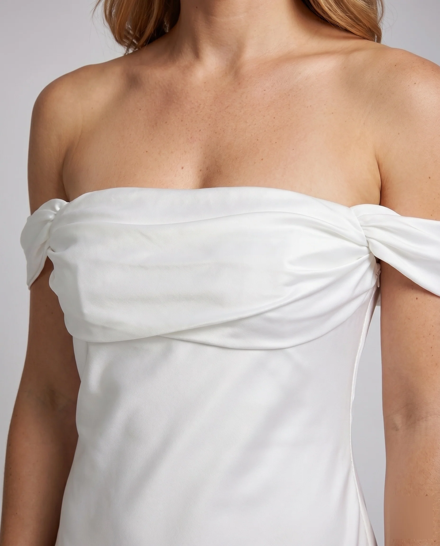 Damen Sexy Minikleid mit raffiniertem Wickelausschnitt und schimmerndem Satin R&B - Image 3
