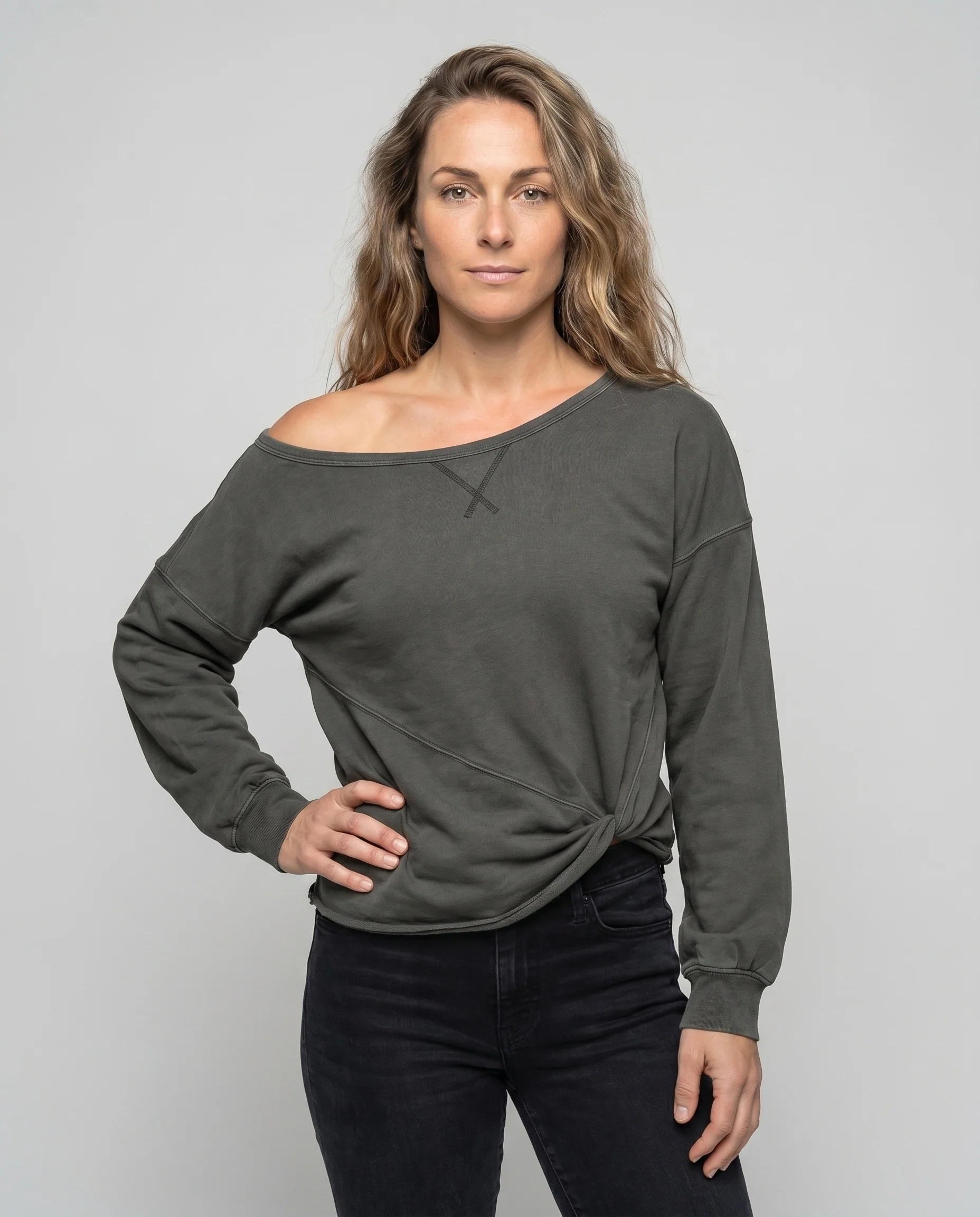 Damen sportliches Langarmshirt mit modernem V-Ausschnitt - Image 2