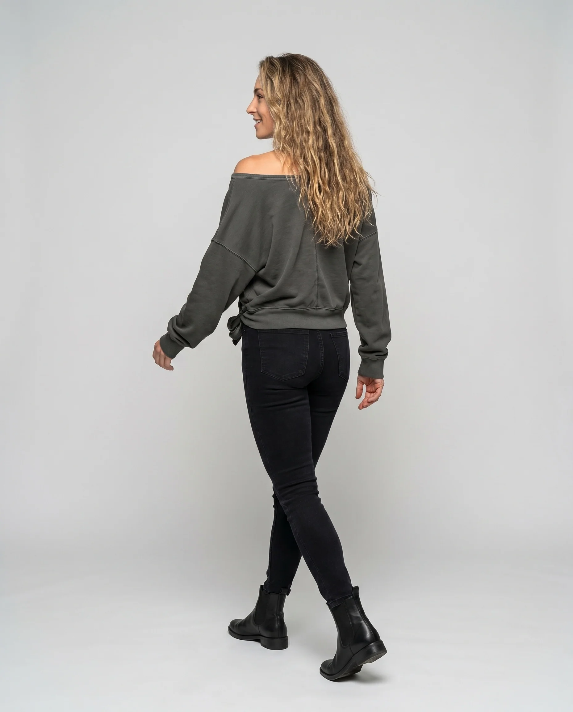 Damen sportliches Langarmshirt mit modernem V-Ausschnitt - Image 4
