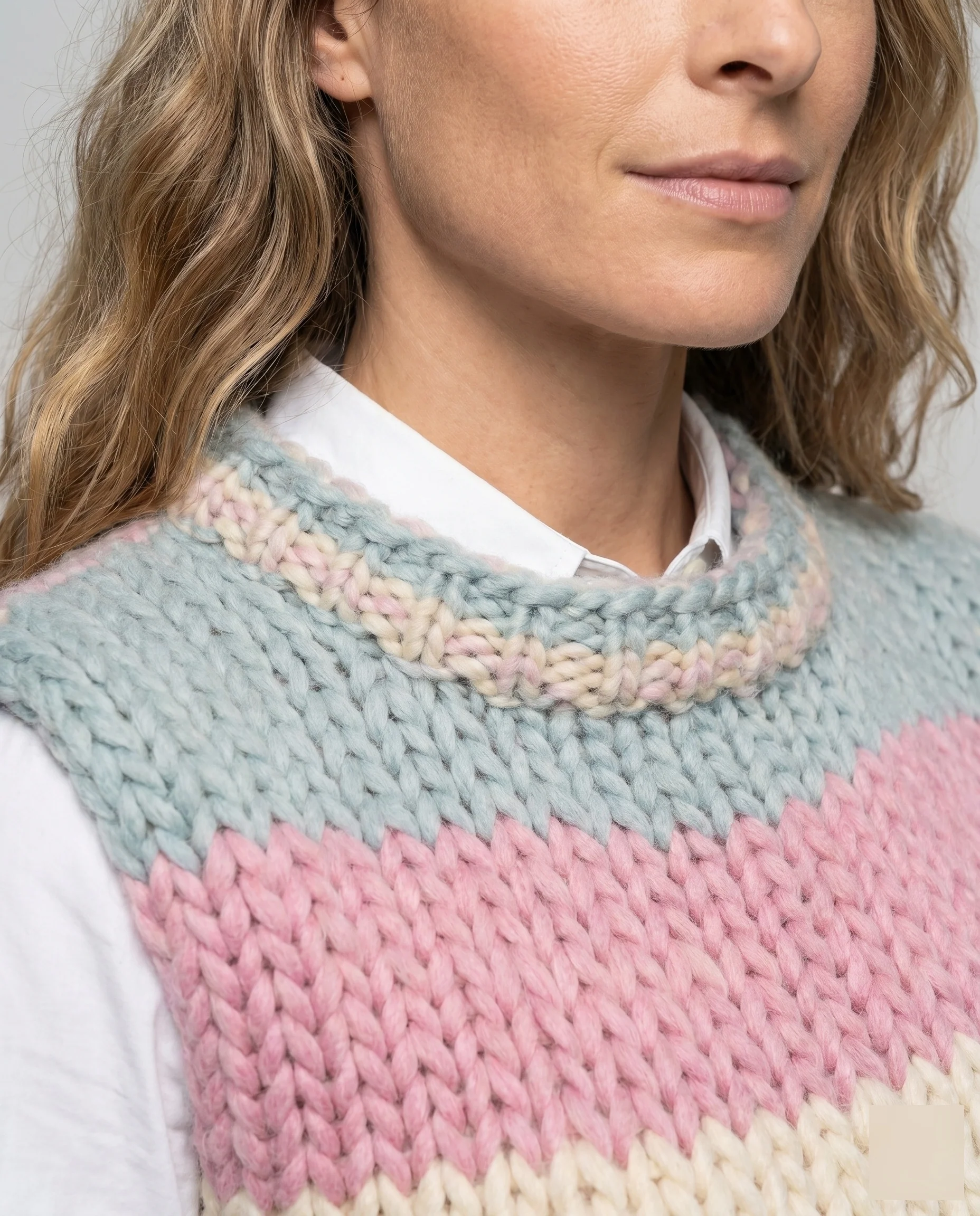 Damen Strickärmel-Latzpullover mit buntem Streifenmuster - Image 3