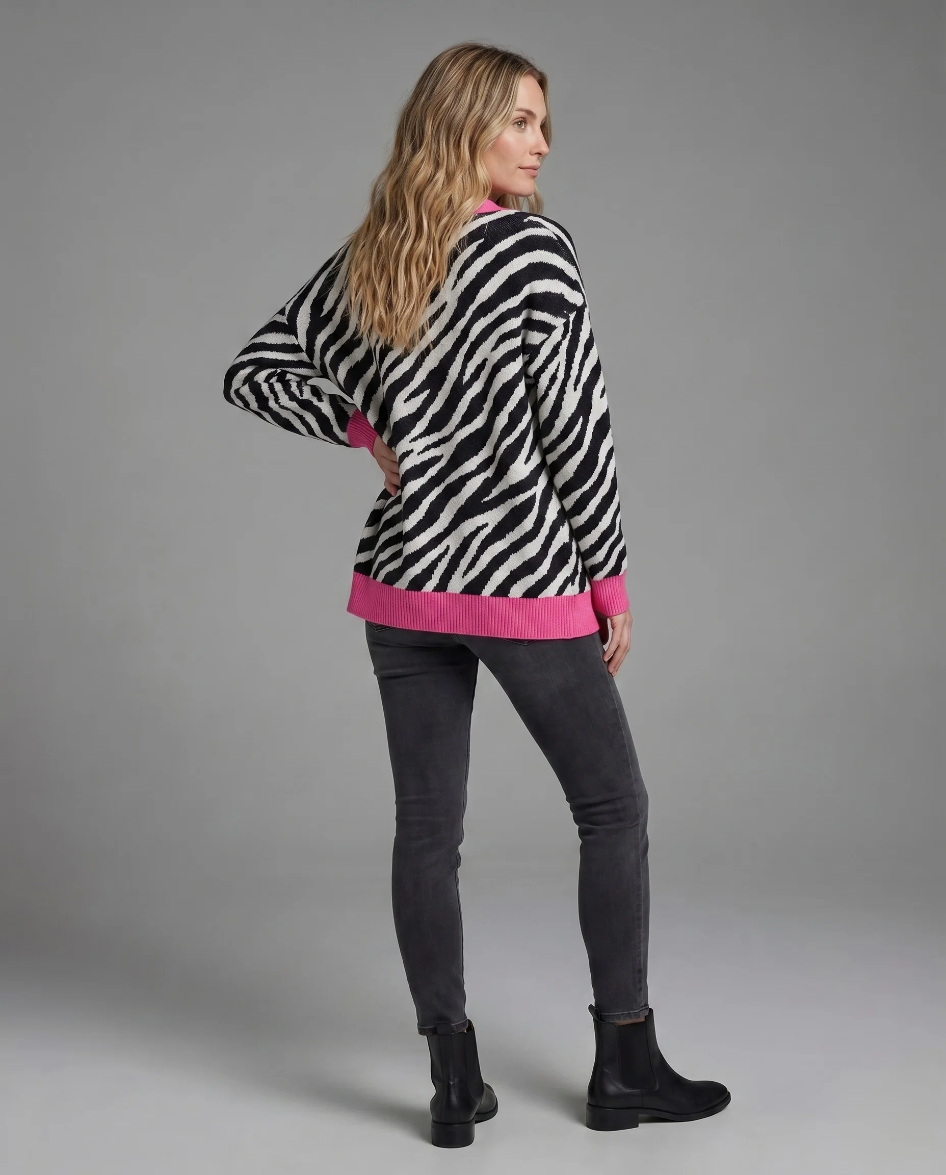 Damen Strickcardigan mit animalischem Muster und leuchtendem Kontrast von - Image 4