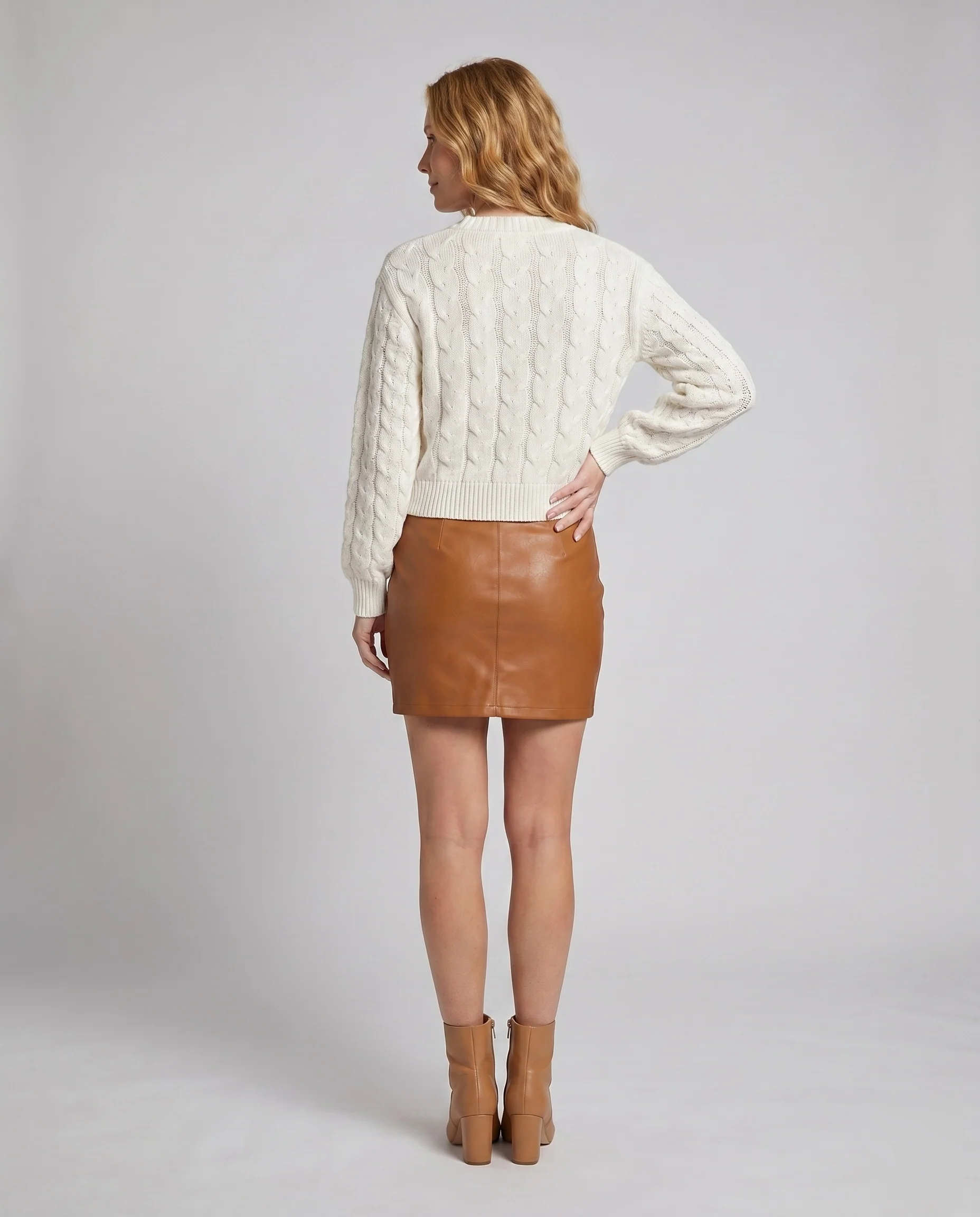 Damen Strickjacke mit tiefem V-Ausschnitt und dekorativen Knöpfen - Image 4