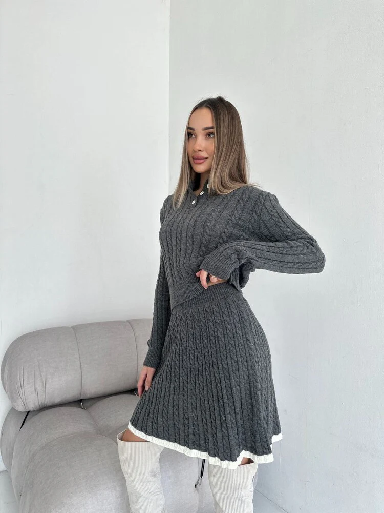 Damen Strickkleid mit feiner Zopfmusterung und hohem Kragen - Image 7