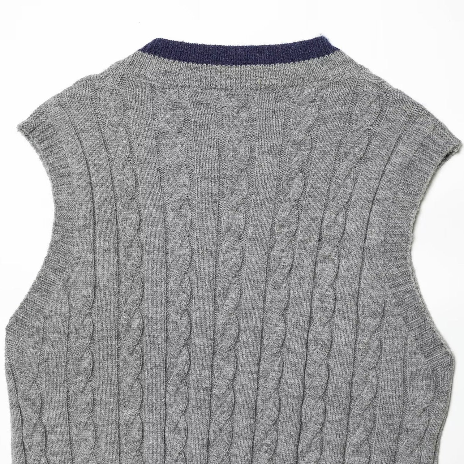 Damen Strickweste mit V-Ausschnitt und klassischem Kabelstrickmuster R&B - Image 4