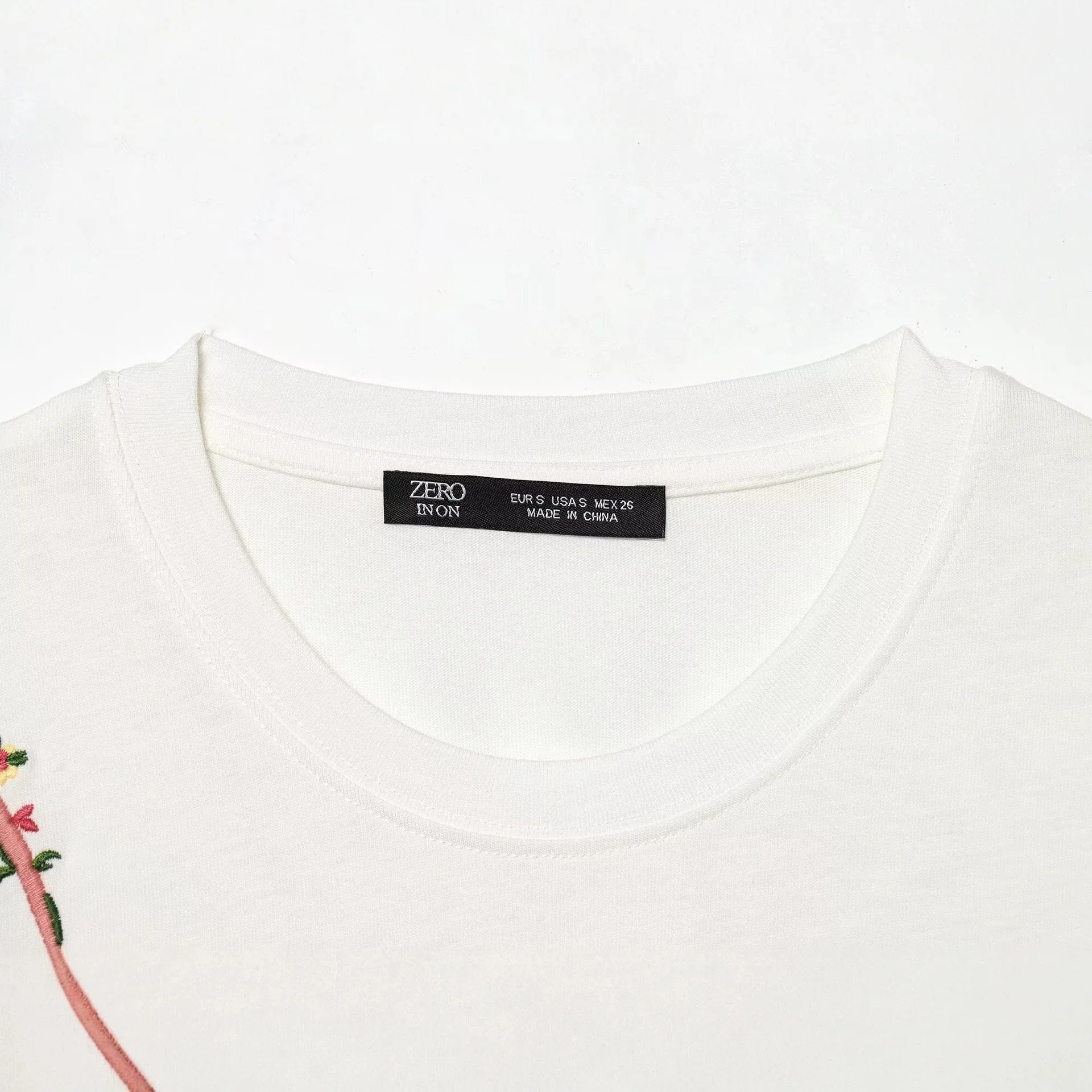 Damen T-Shirt mit feiner Stickerei und einzigartigen Drucken R&B - Image 3