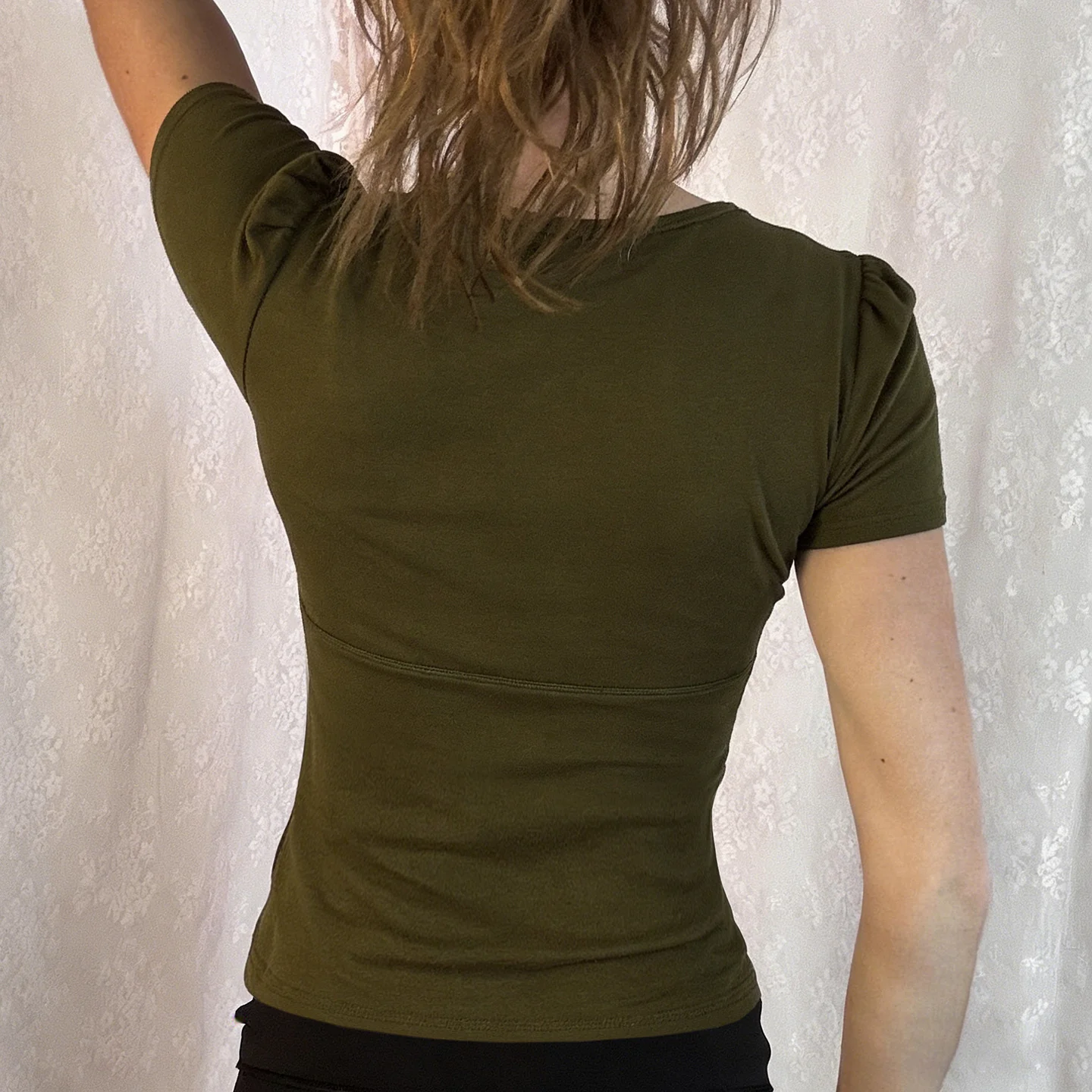Damen T-Shirt mit floralem Stickdesign und Knopfdetails R&B - Image 4