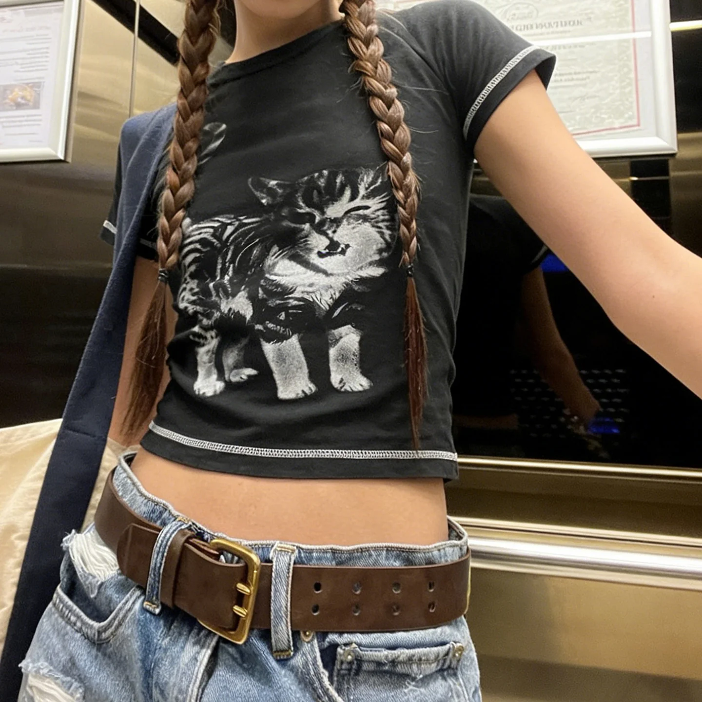 Damen T-Shirt mit kreativem Katzenmotiv und sportlichem Schnitt R&B - Image 3