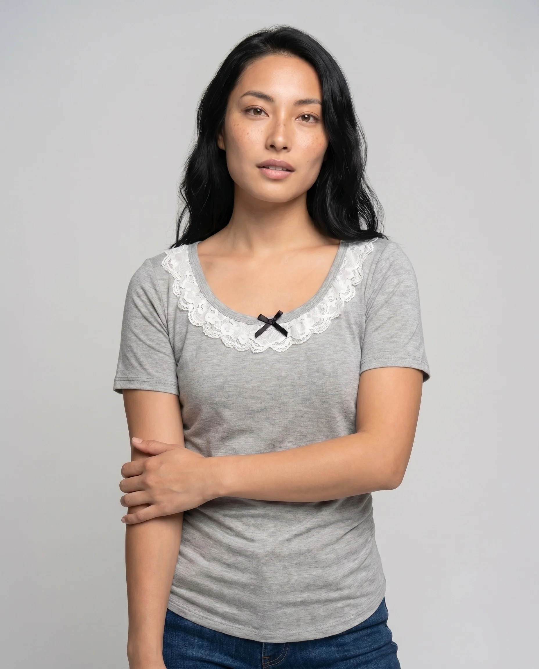 Damen T-Shirt mit Spitzenkragen und seitlichen Rüschen - Image 2