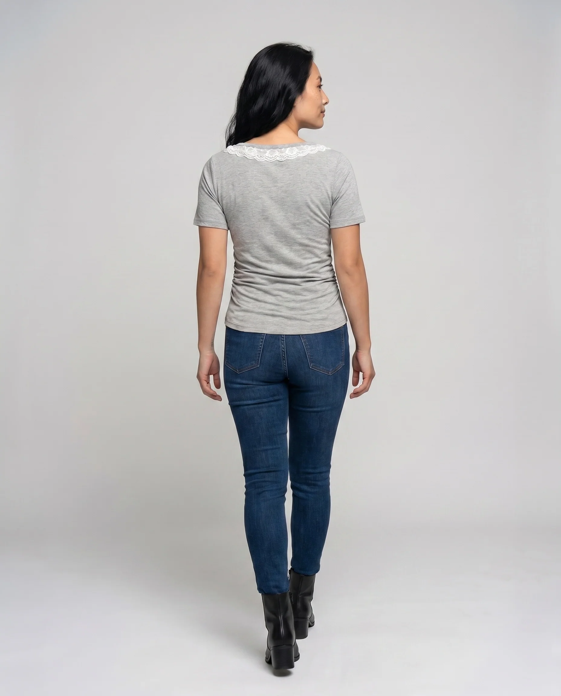 Damen T-Shirt mit Spitzenkragen und seitlichen Rüschen - Image 4