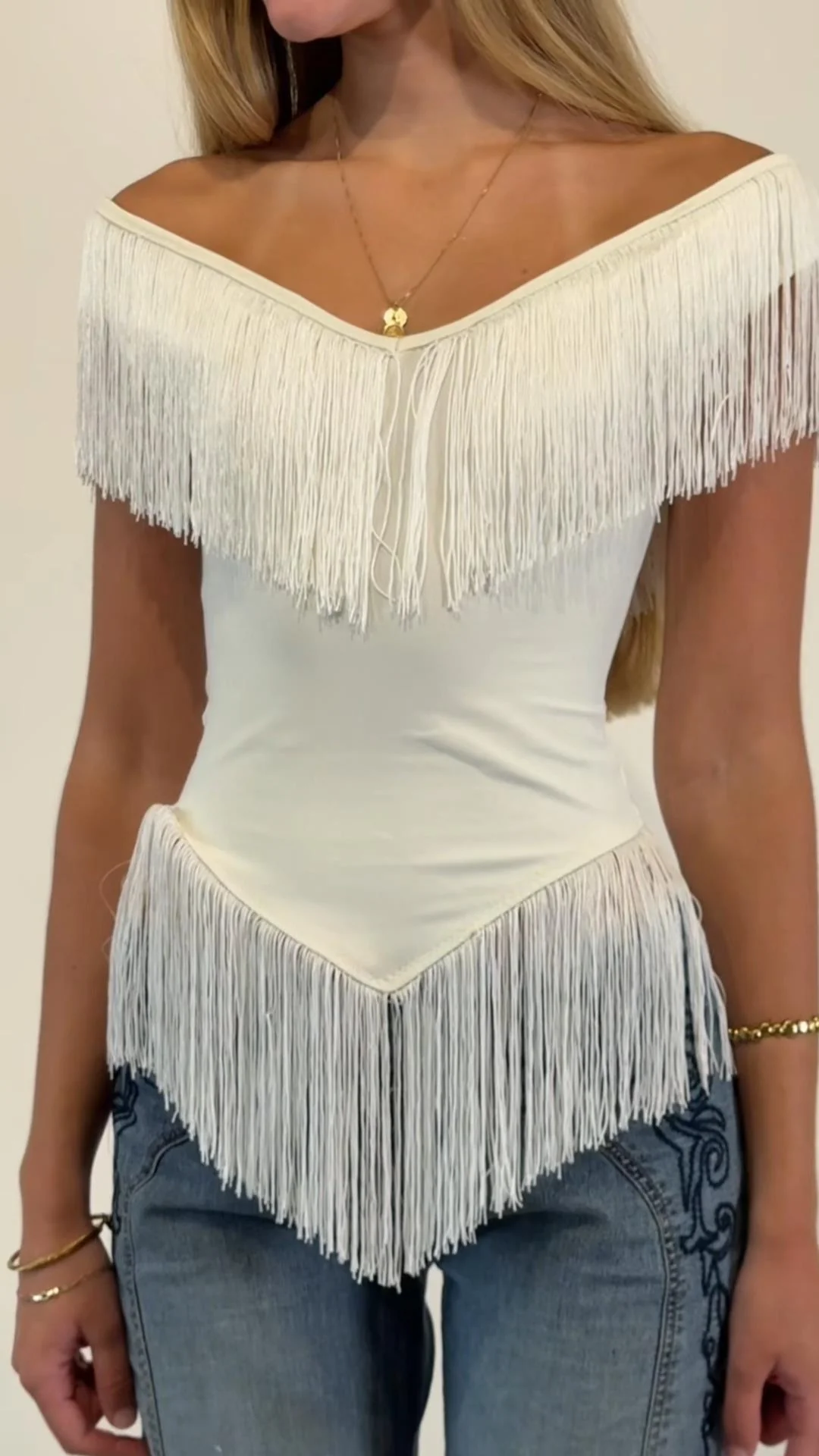 Damen Top mit fransigem Detail und Off-Shoulder-Design R&B - Image 11