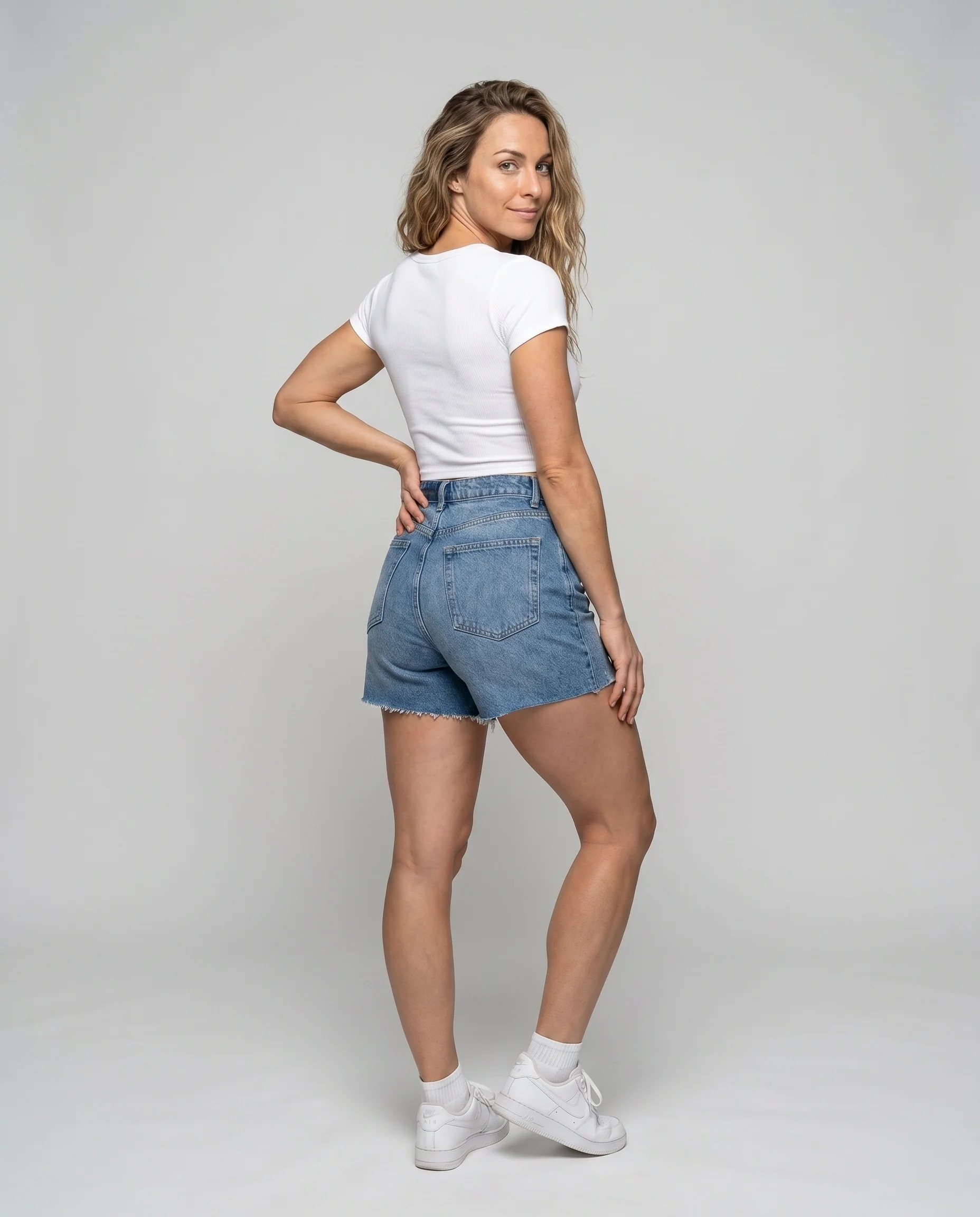 Damen trendige Denim-Shorts mit modischen Cut-Outs und individuellen Fransen - Image 4