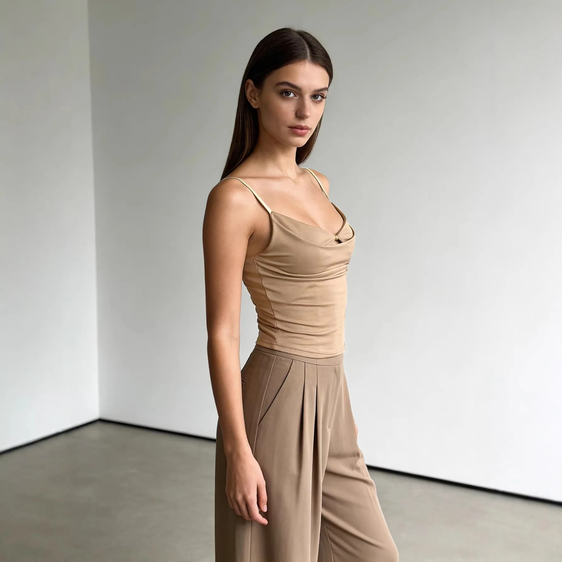 Damen Trendy Drapiertes Oberteil mit feiner Goldapplikation R&B - Image 3