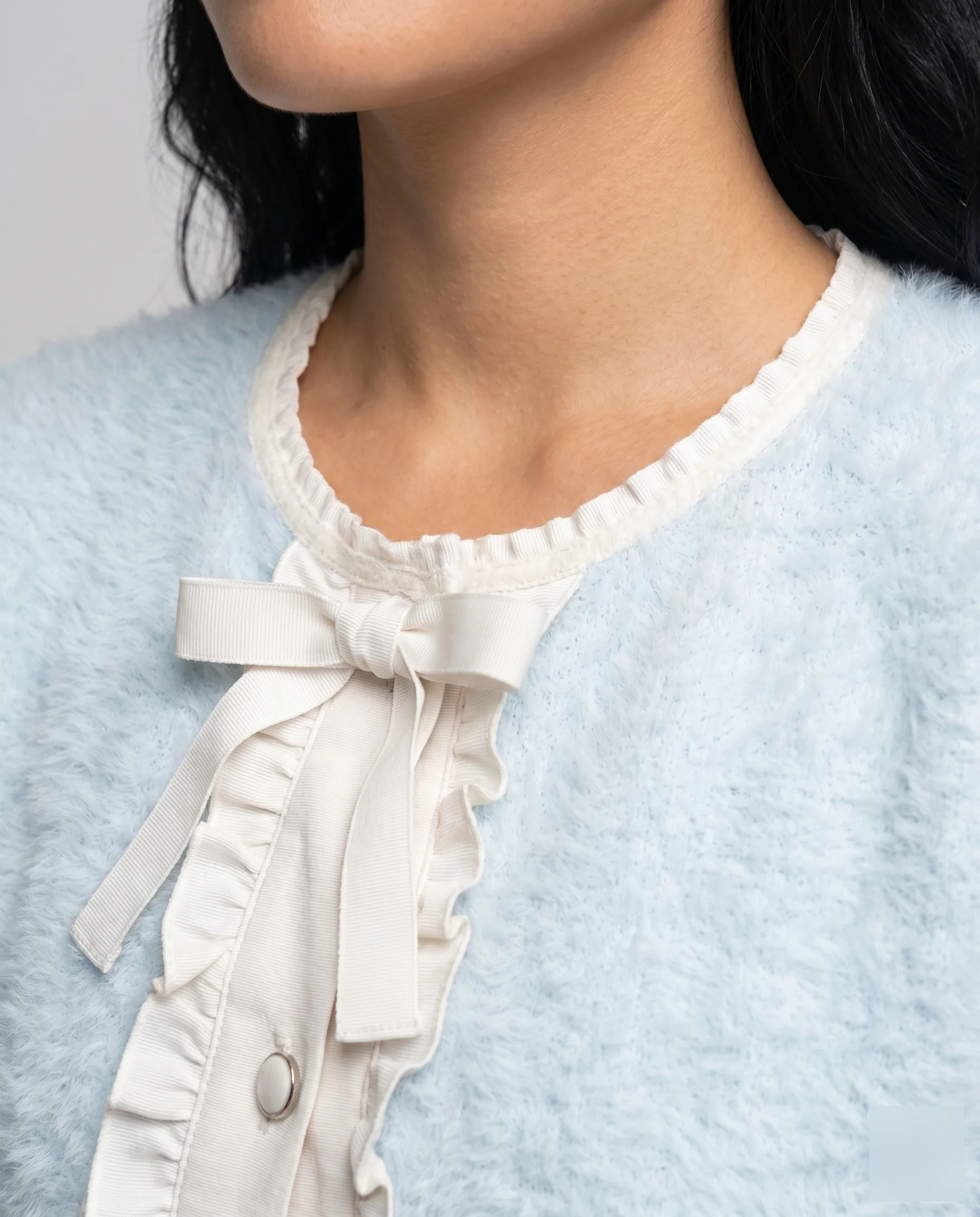 Damen Verspielter Flauscher-Cardigan mit dekorativen Knöpfen und Schleifendetails - Image 3