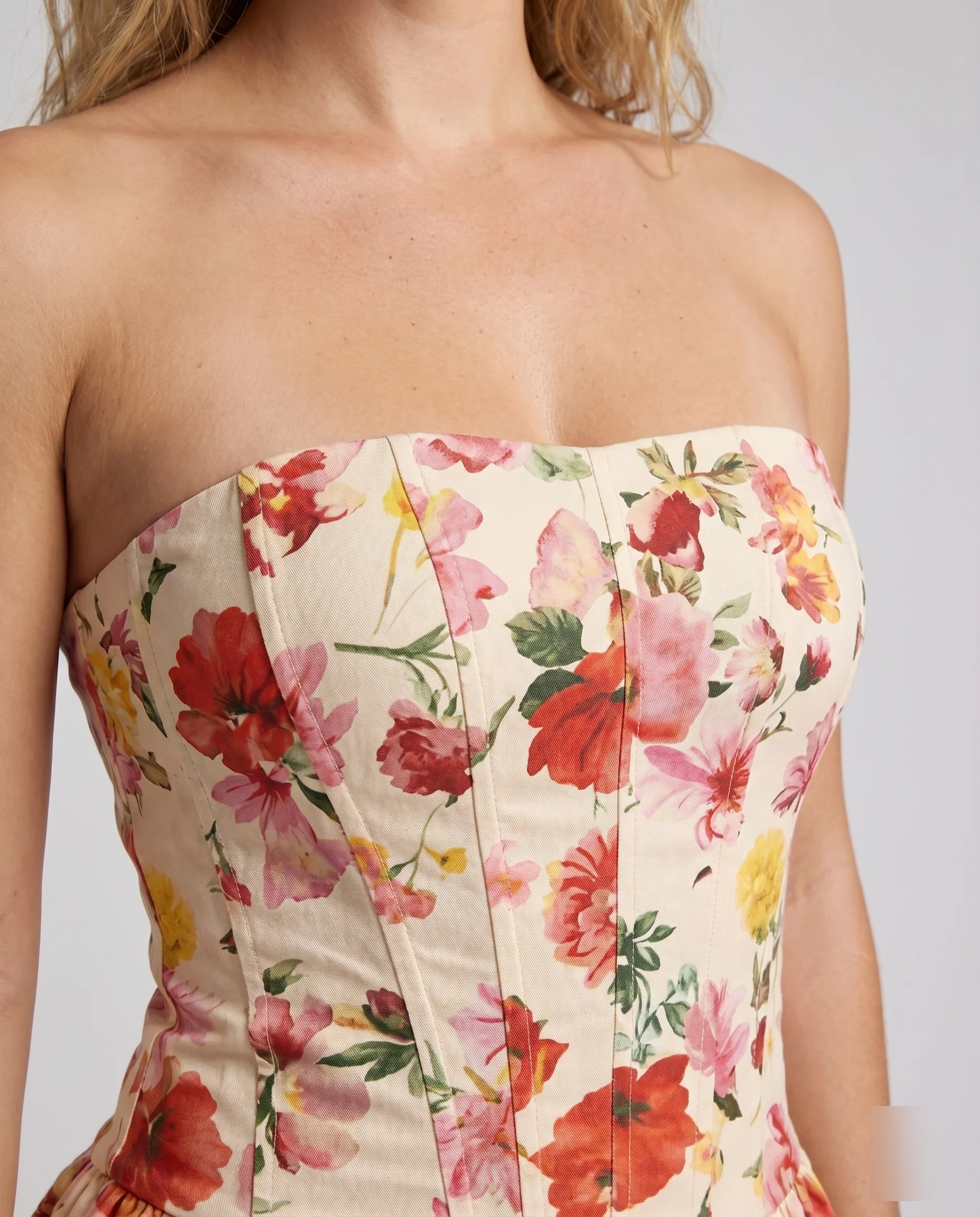 Damen Verspieltes Blumenkleid mit schwingendem Rock und Herzausschnitt - Image 3