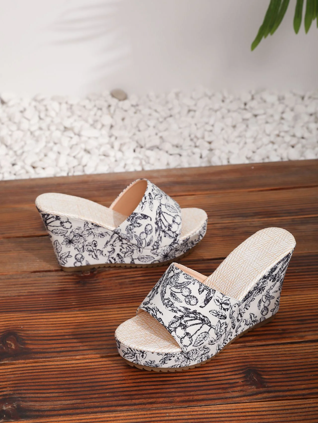 Damen Wedge-Pantoletten mit kunstvollem floralem Muster und komfortablem Fußbett R&B - Image 6