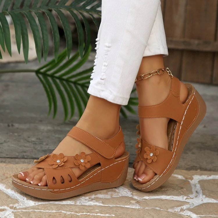Damen Wedge-Sandalen mit dekorativen Blumenapplikationen und verstellbaren Riemen R&B - Image 4