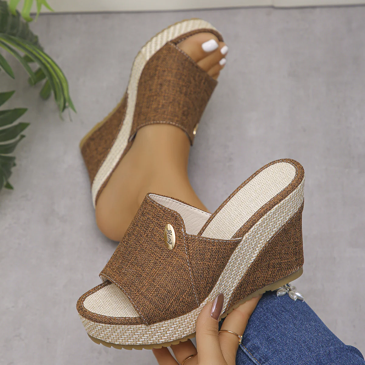 Damen Wedge-Sandalen mit elegantem geflochtenem Design und goldenem Schmuckdetail R&B - Image 6