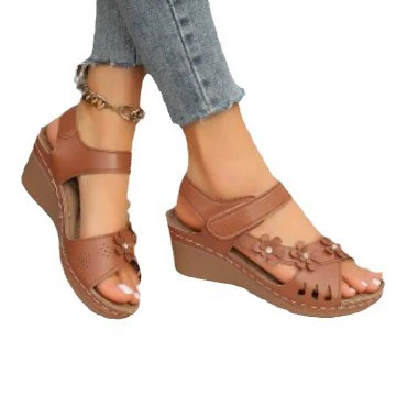 Damen Wedge-Sandalen mit floralem Akzent und verstellbarem Riemen R&B - Image 5
