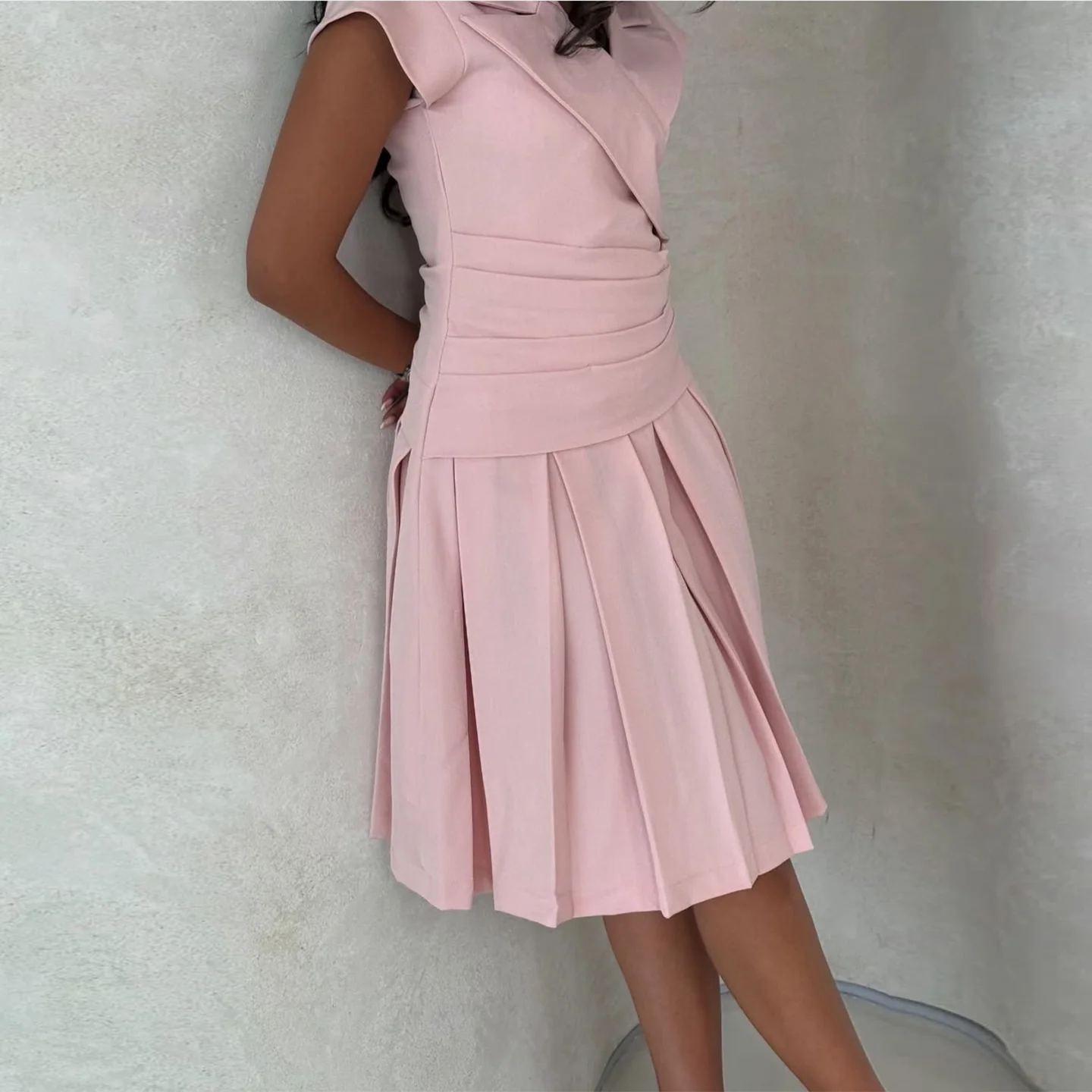 Damen Wickelkleid mit elegantem Taillengürtel und femininem Faltenrock R&B - Image 2
